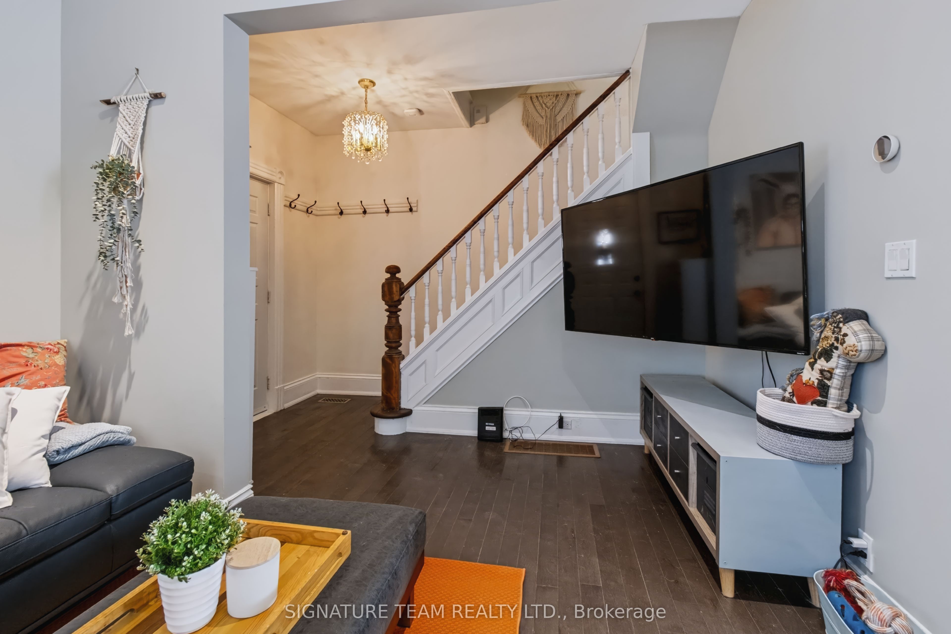 376 Centre Street Property Photo 6
