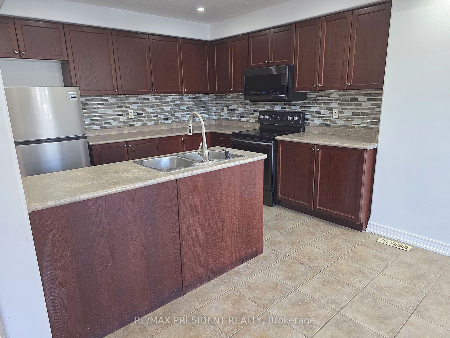 45 Lucas Crescent Property Photo 12