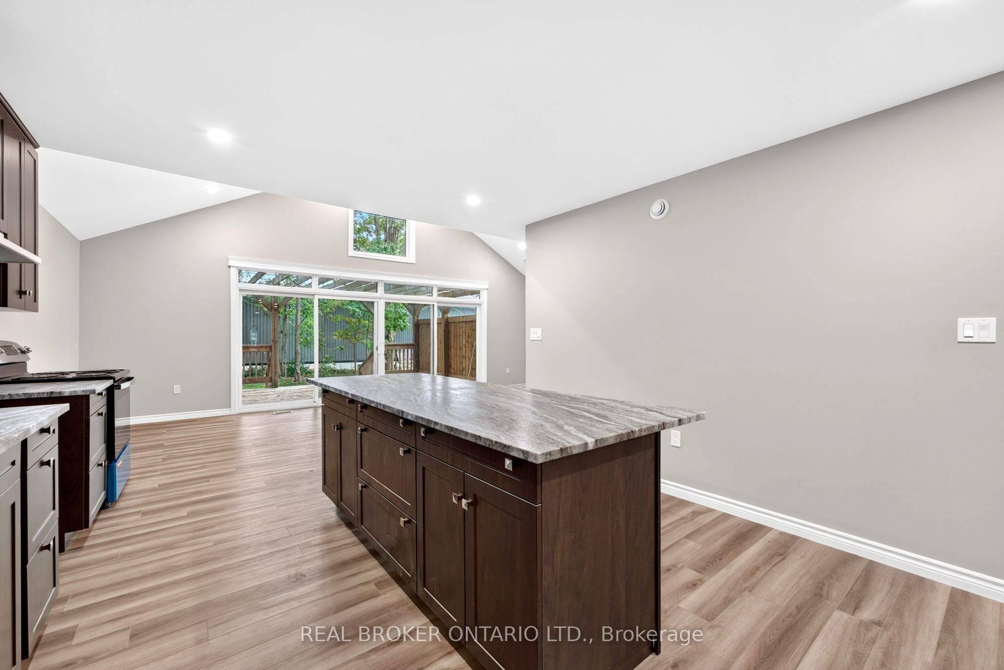 52 Queen Street Property Photo 14