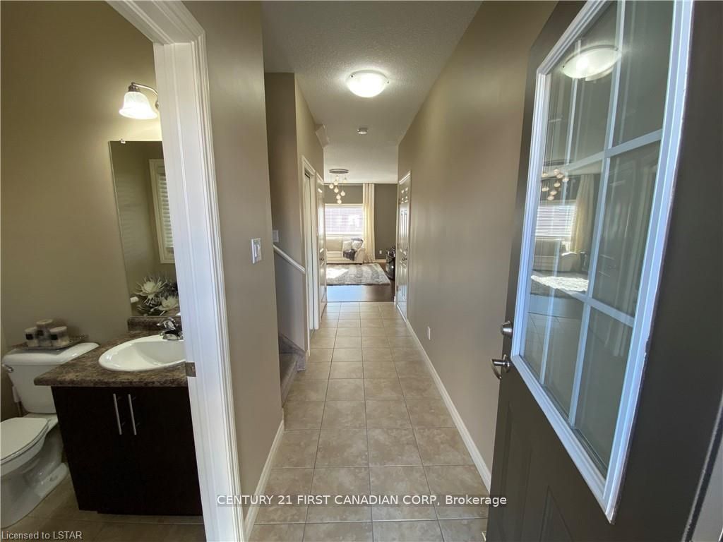 960 Bitterbush Crescent 17 Property Photo 2