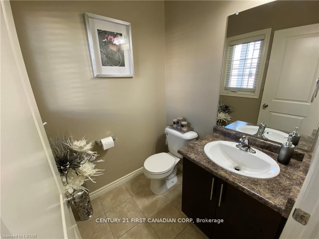 960 Bitterbush Crescent 17 Property Photo 3