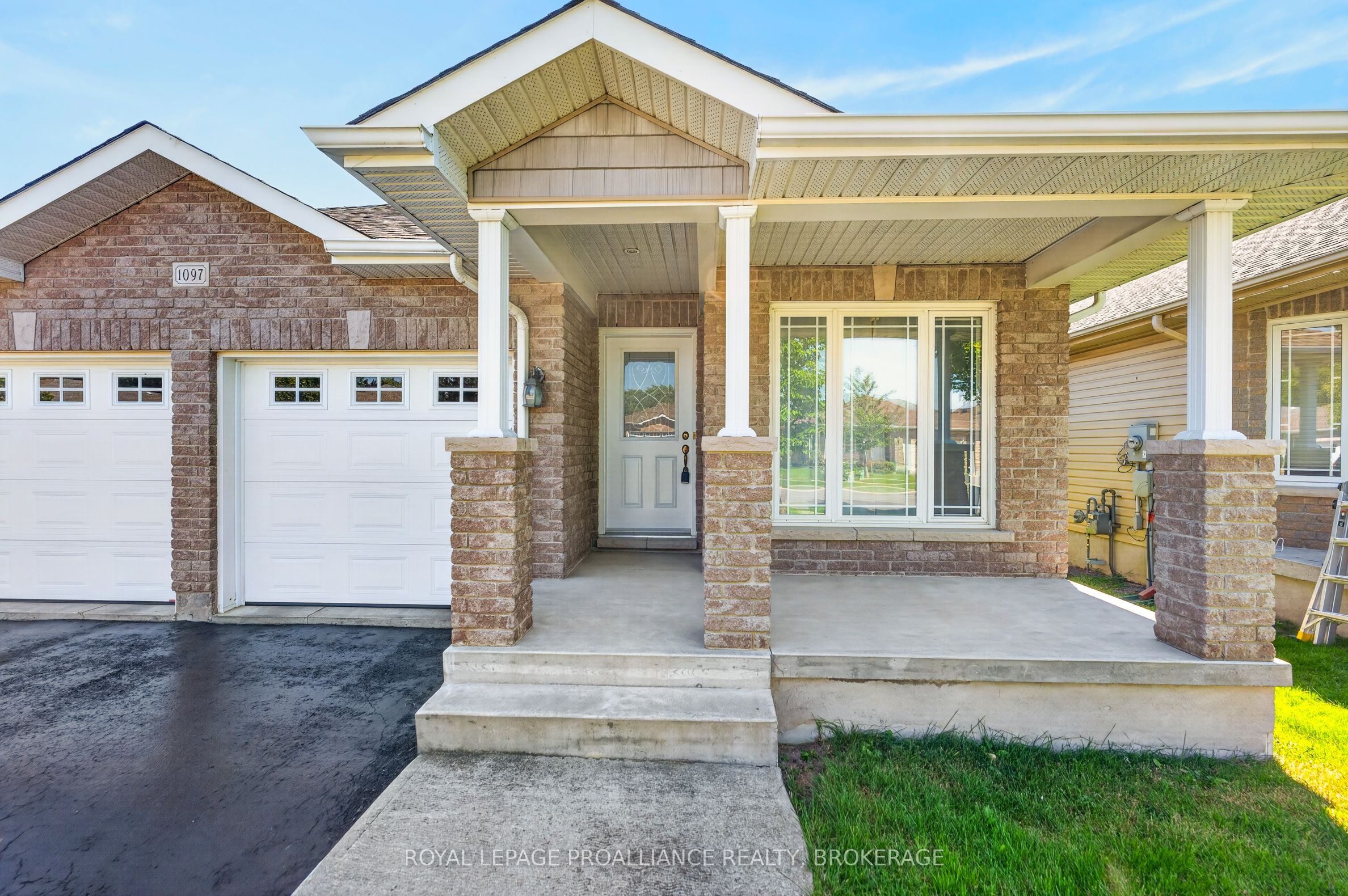 1097 Crossfield Avenue Property Photo 2
