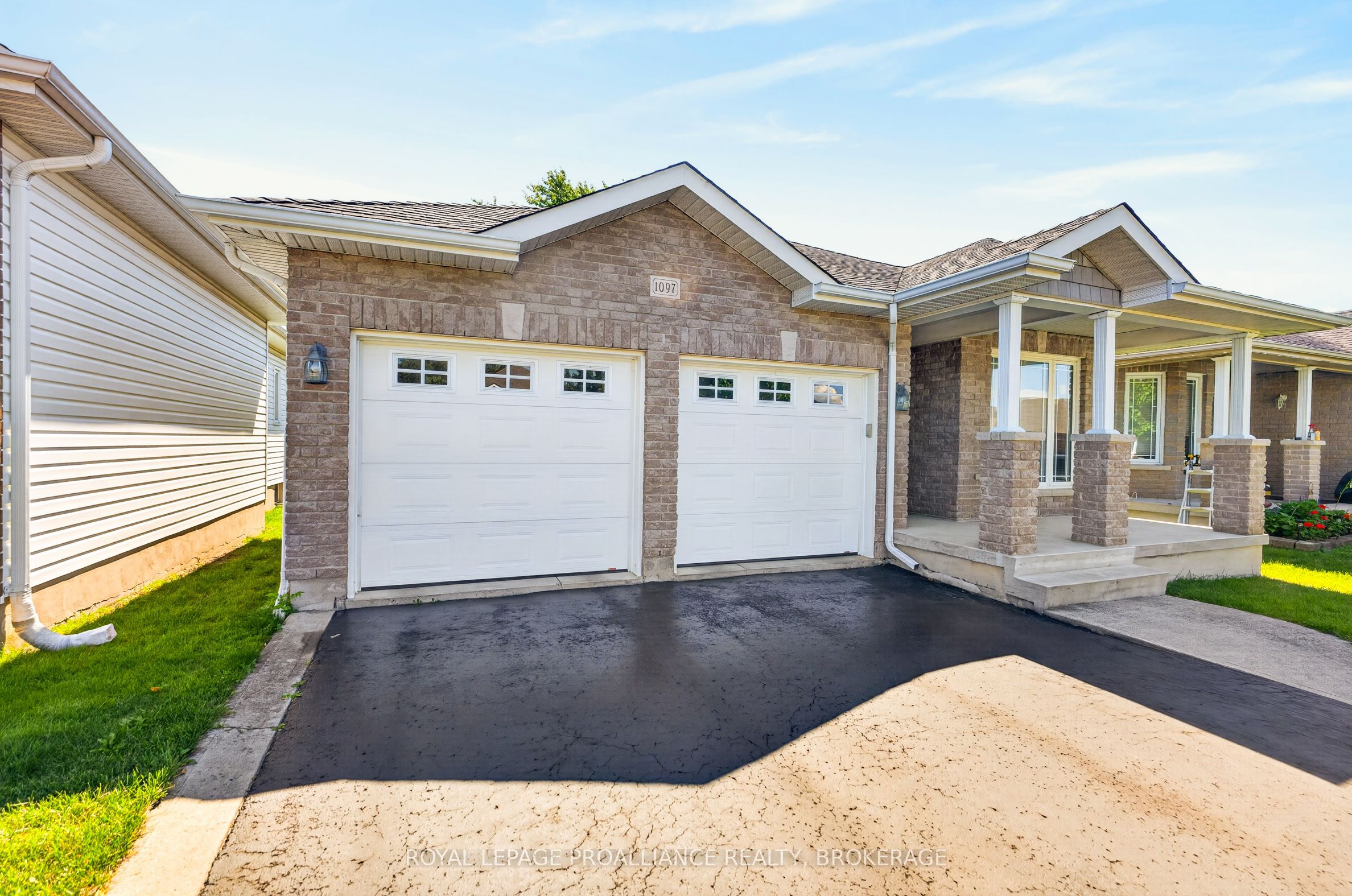1097 Crossfield Avenue Property Photo 3
