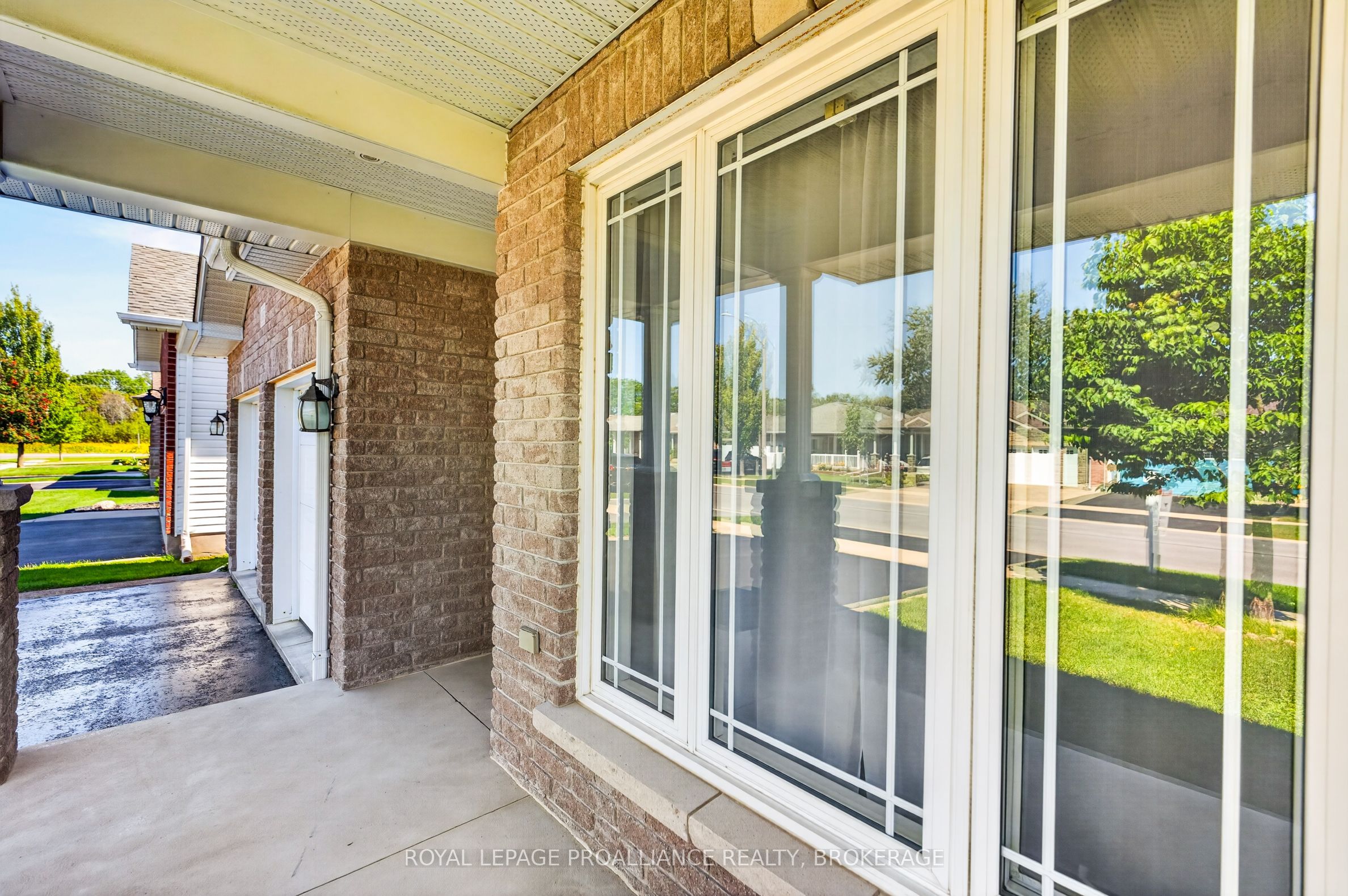 1097 Crossfield Avenue Property Photo 4