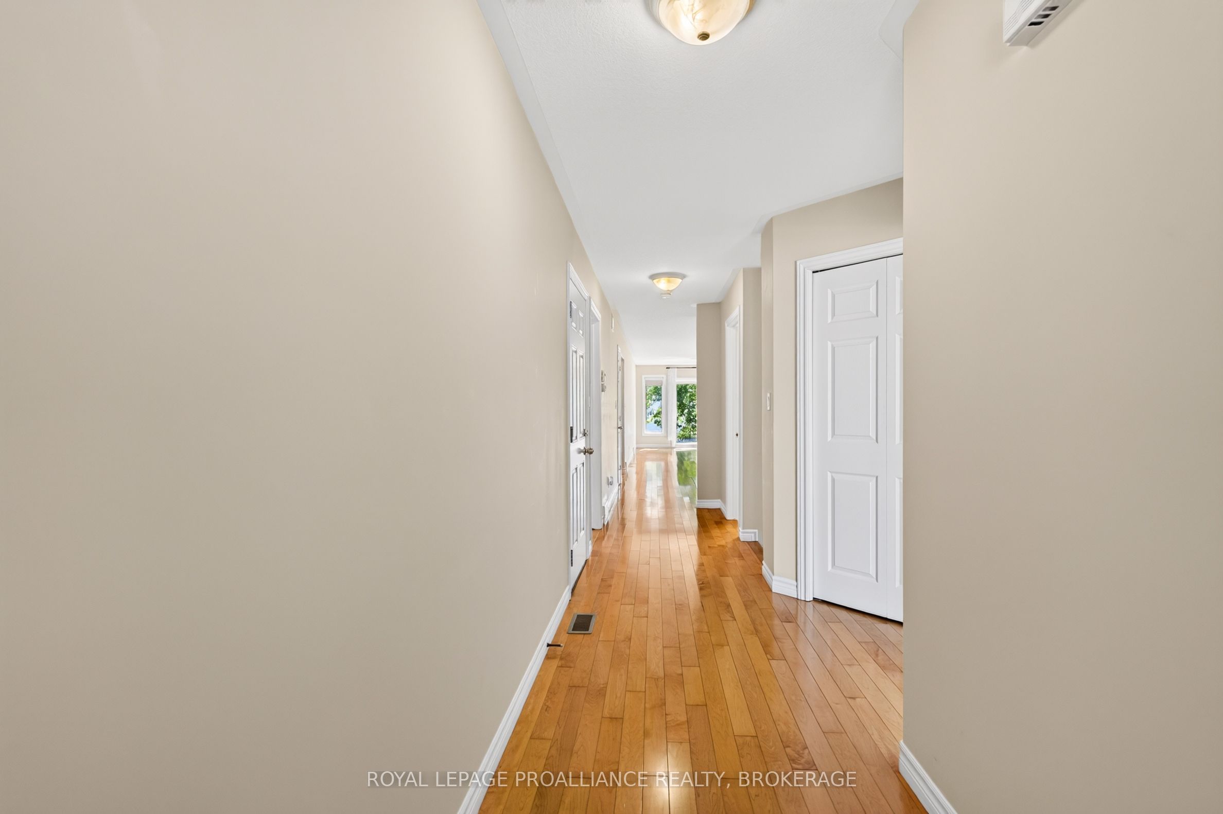 1097 Crossfield Avenue Property Photo 5