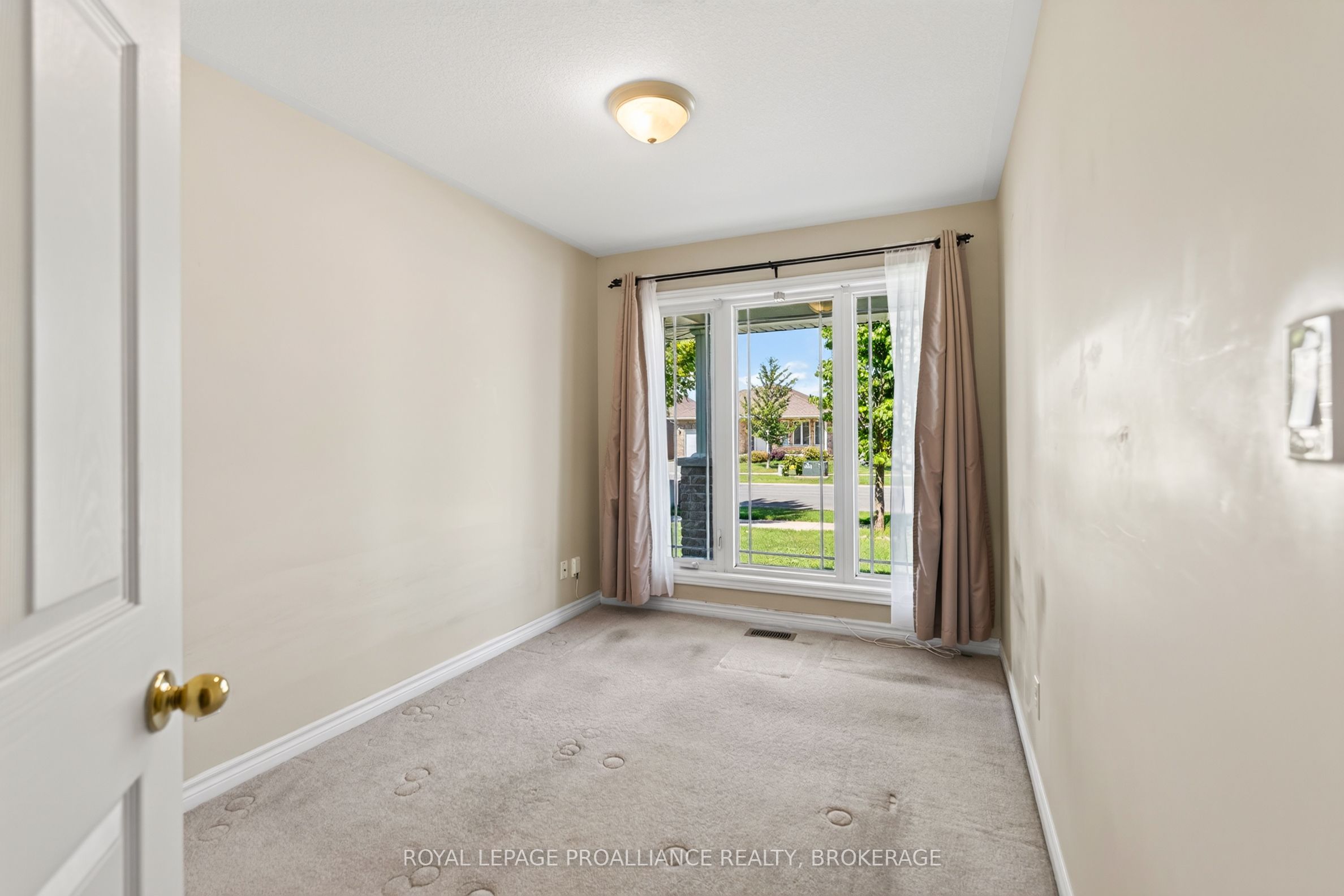 1097 Crossfield Avenue Property Photo 8