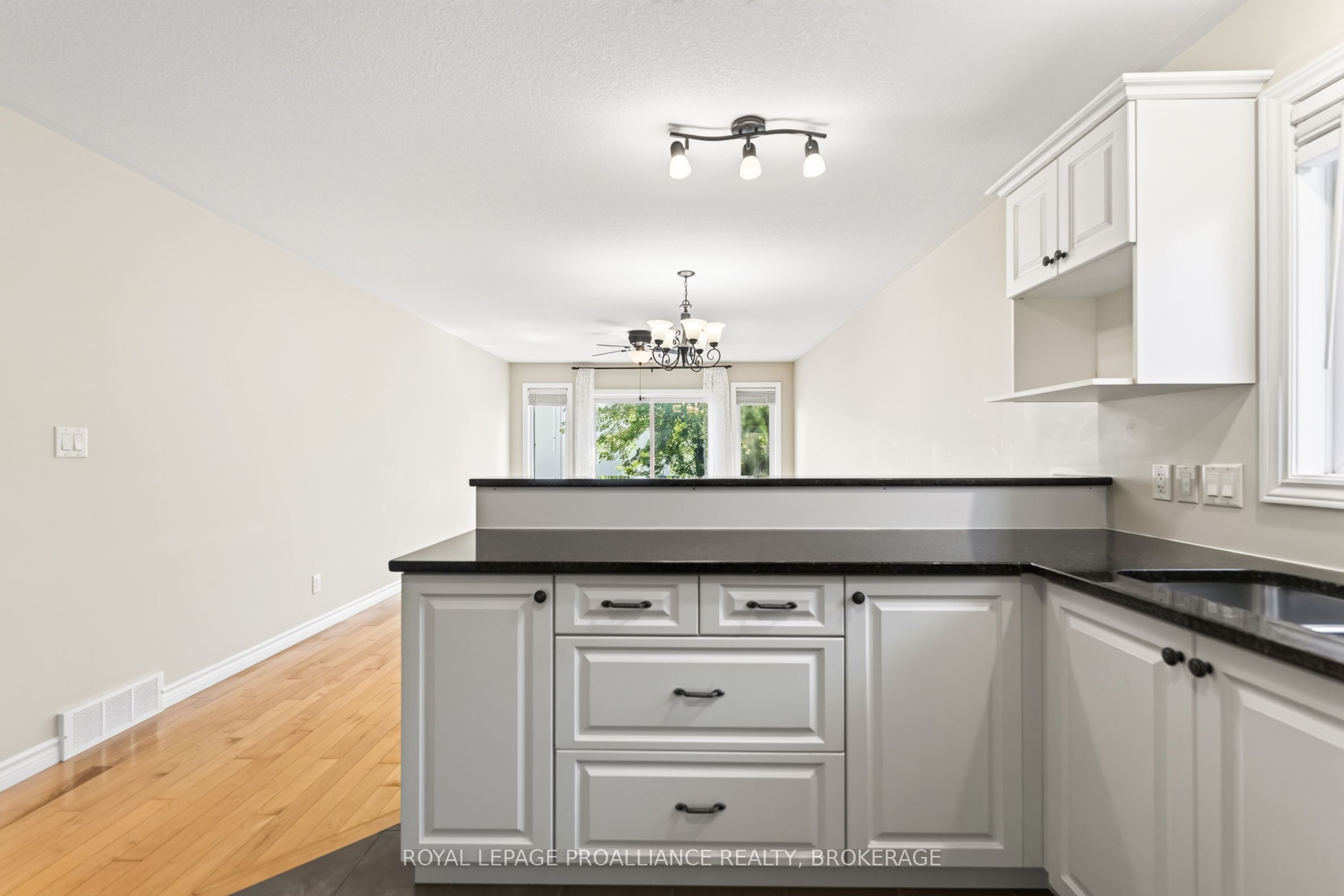 1097 Crossfield Avenue Property Photo 20