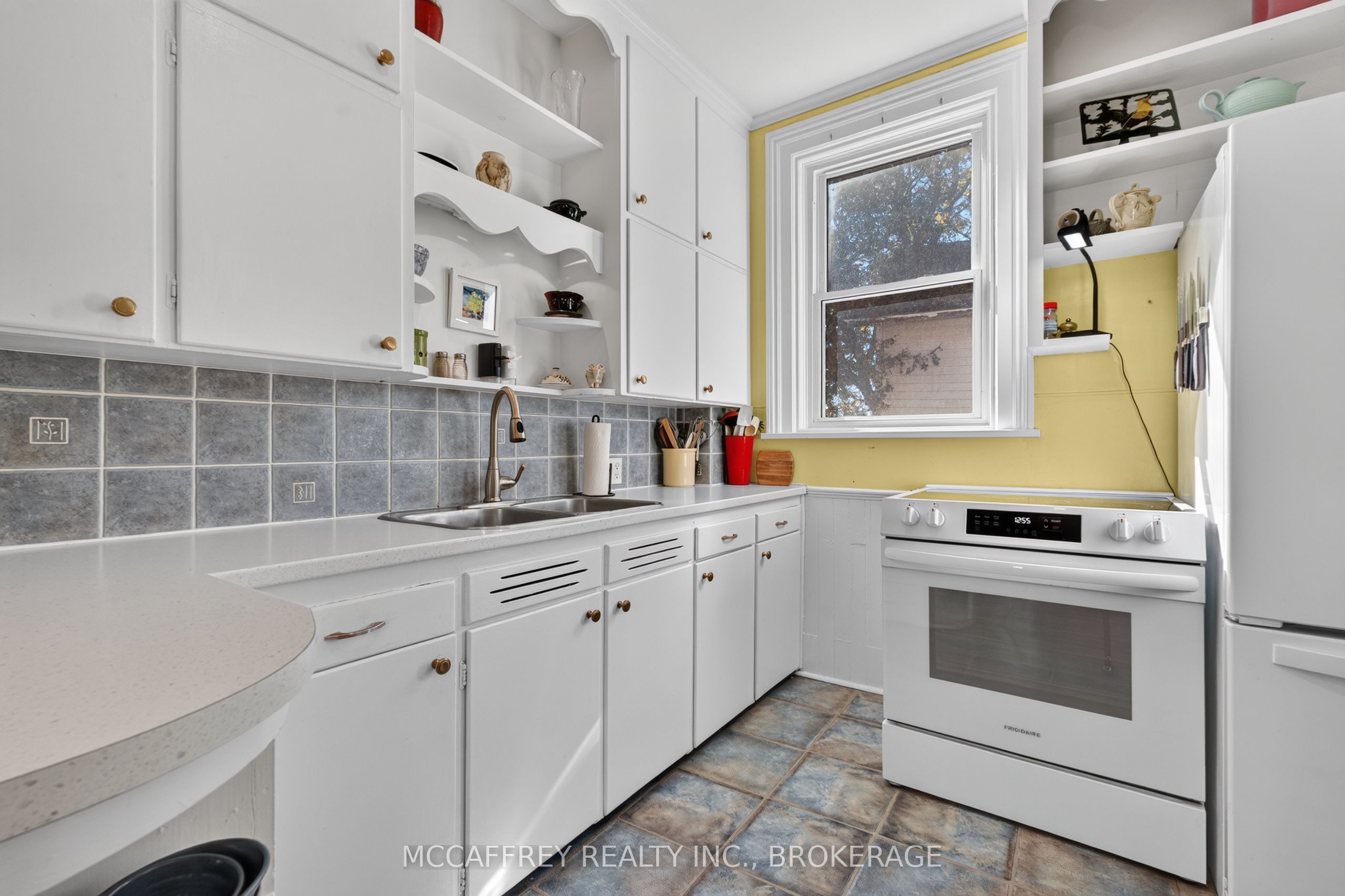 15 Graham Street E Property Photo 17