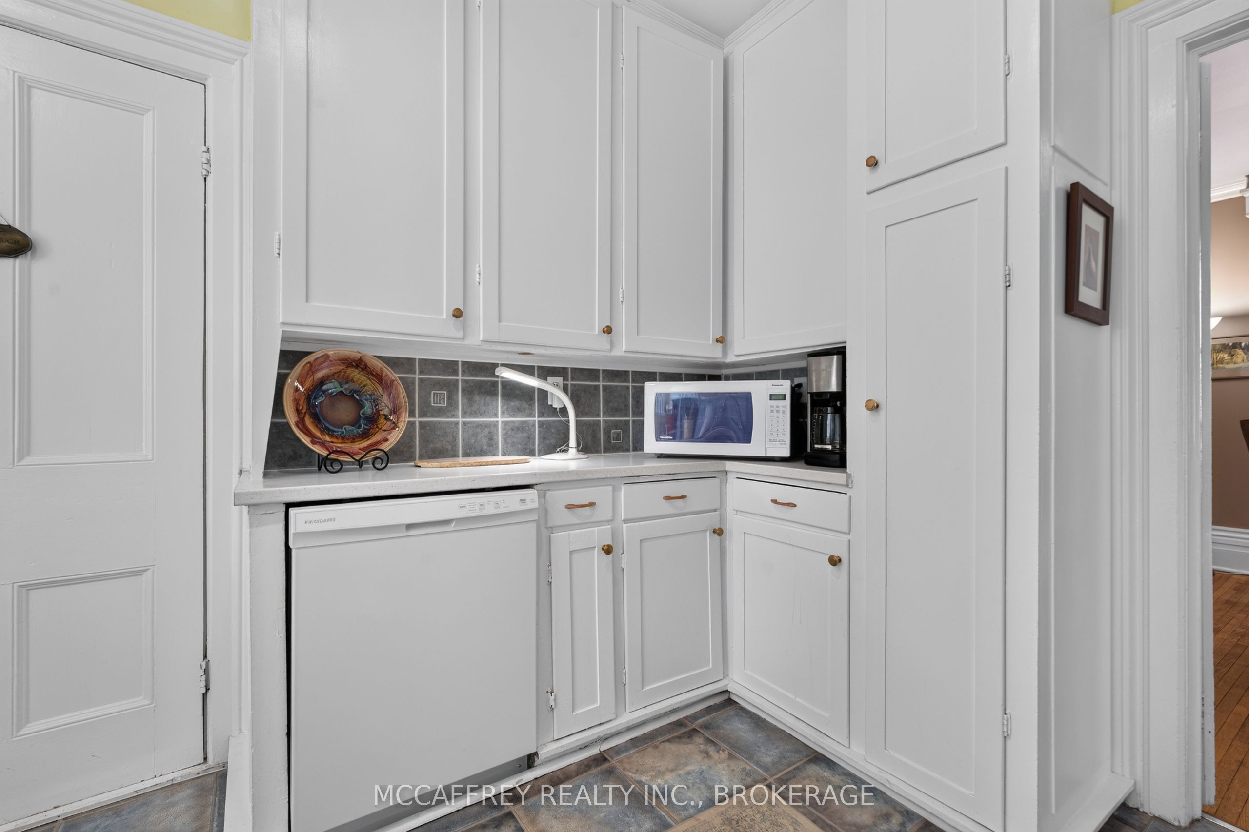 15 Graham Street E Property Photo 19
