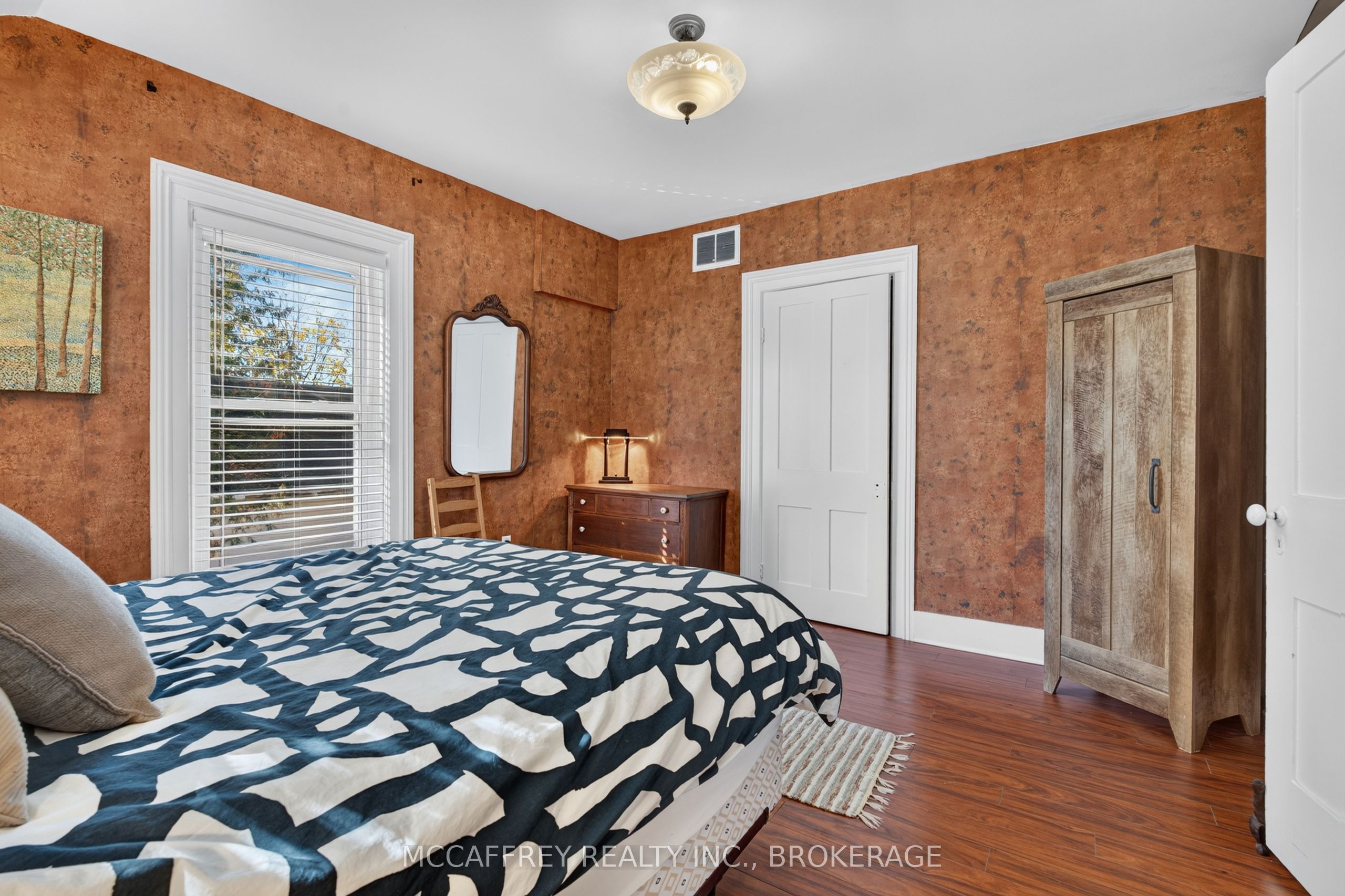 15 Graham Street E Property Photo 29