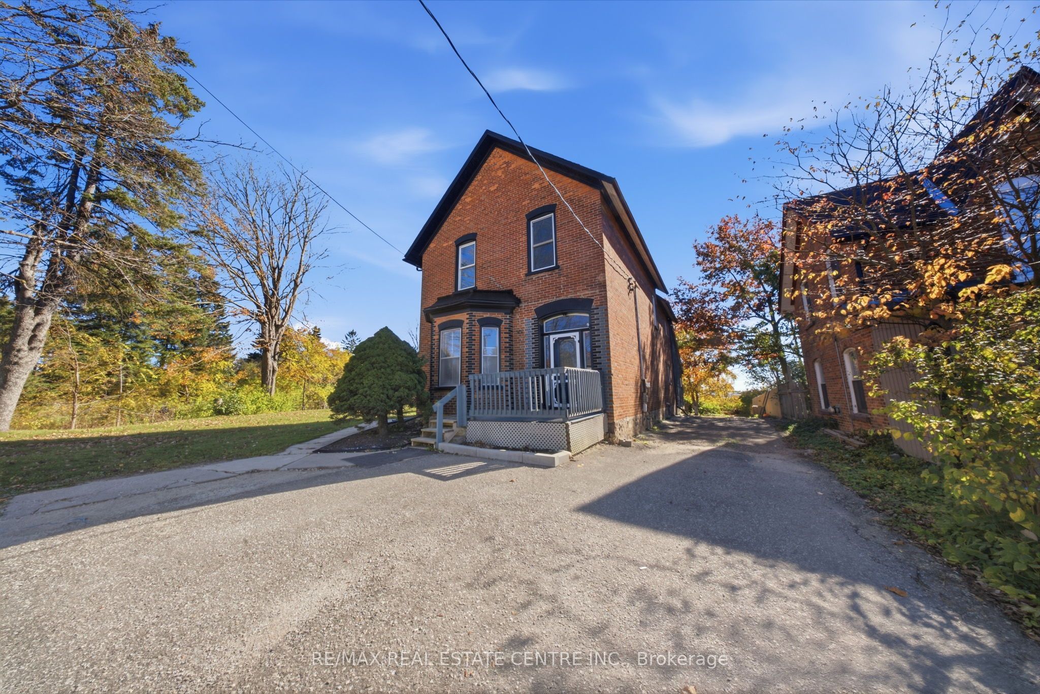 301 Main Street W Property Photo 2