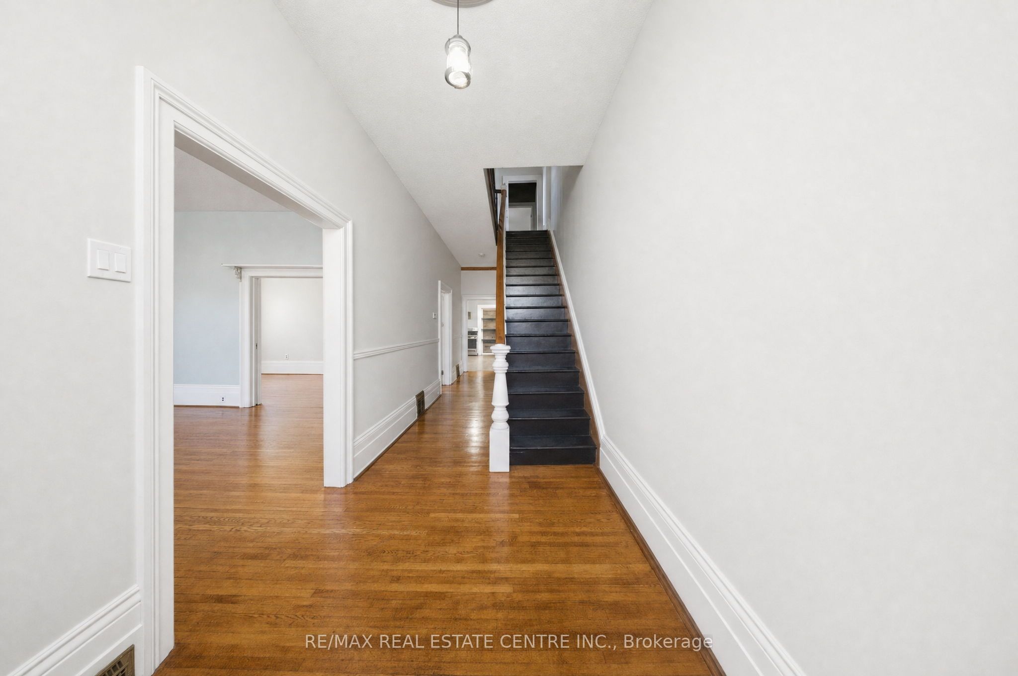 301 Main Street W Property Photo 3