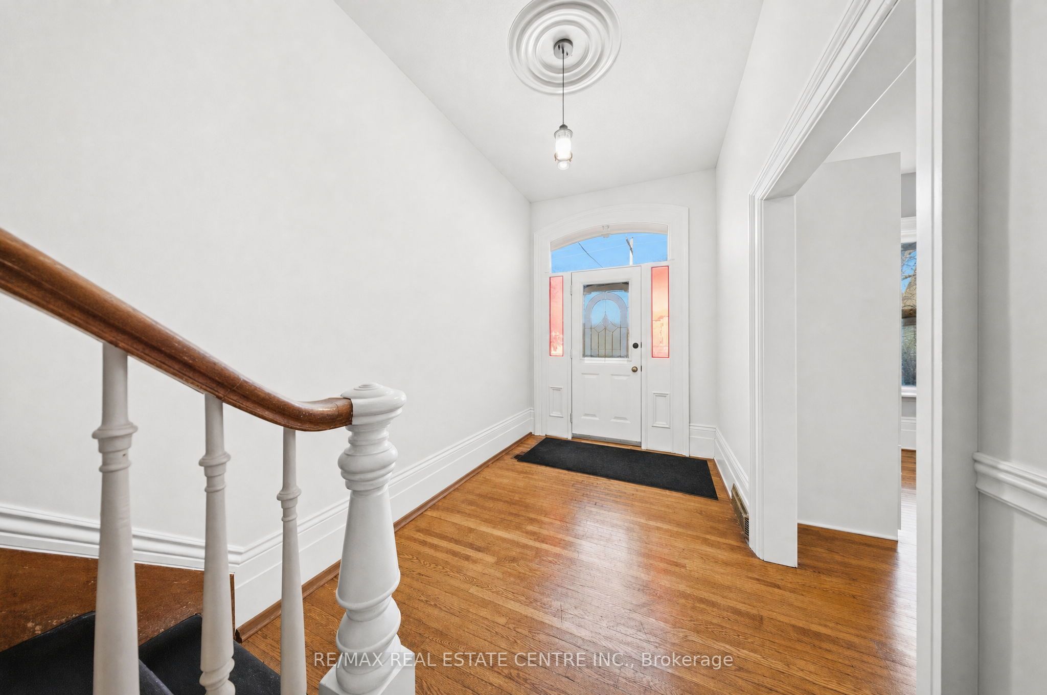 301 Main Street W Property Photo 4