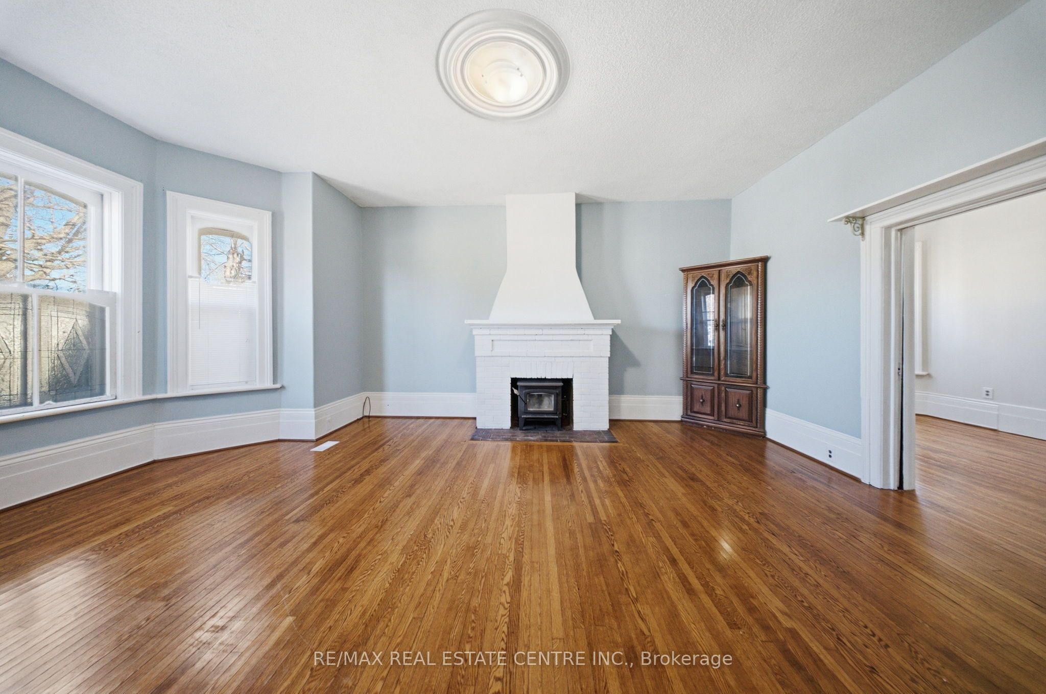 301 Main Street W Property Photo 6