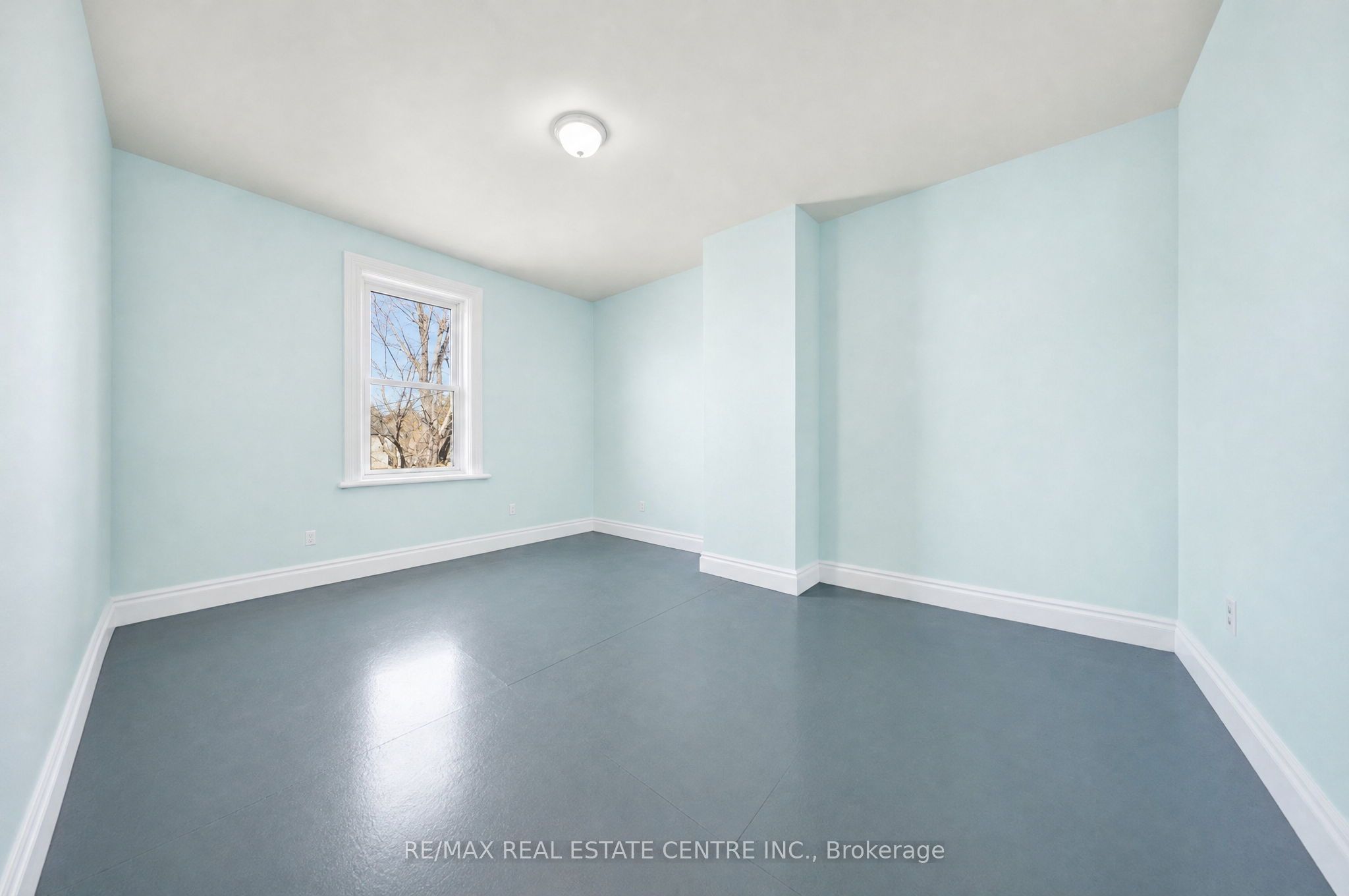 301 Main Street W Property Photo 17