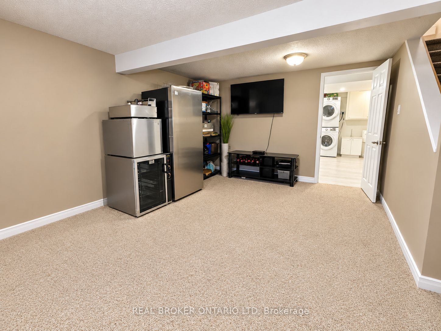 857 Southdale Road E Property Photo 7