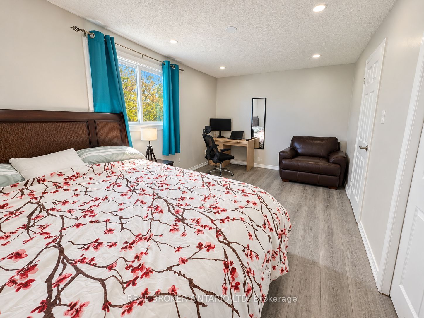 857 Southdale Road E Property Photo 10