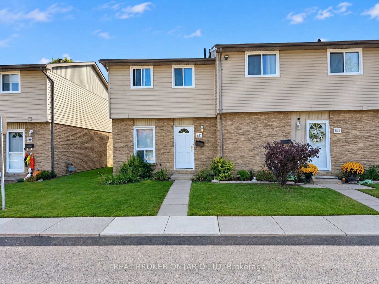 875 SOUTHDALE Road E Property Photo 1