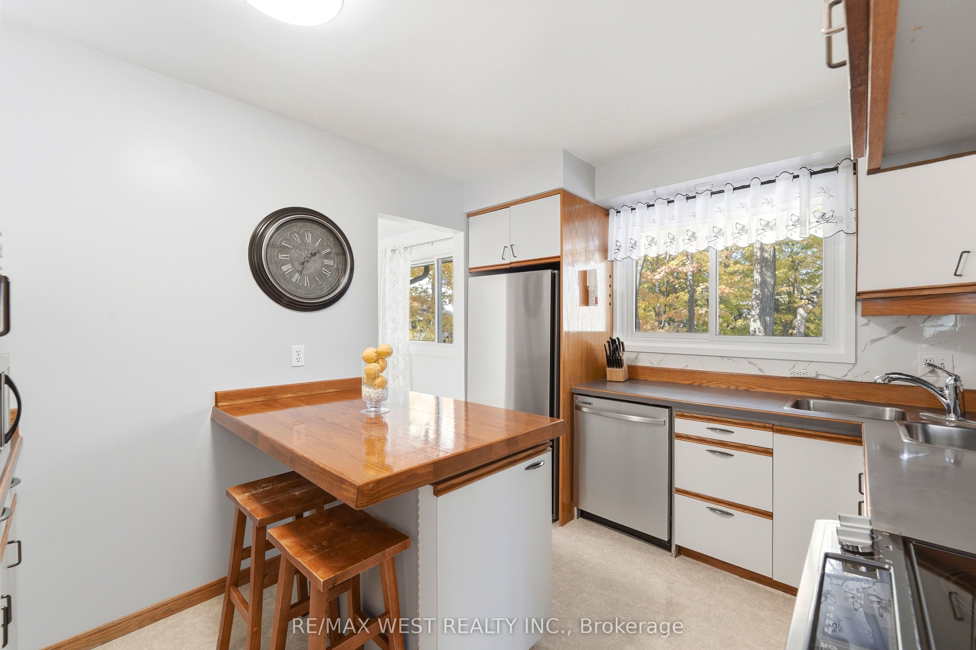 1380 Queen's Boulevard Property Photo 5