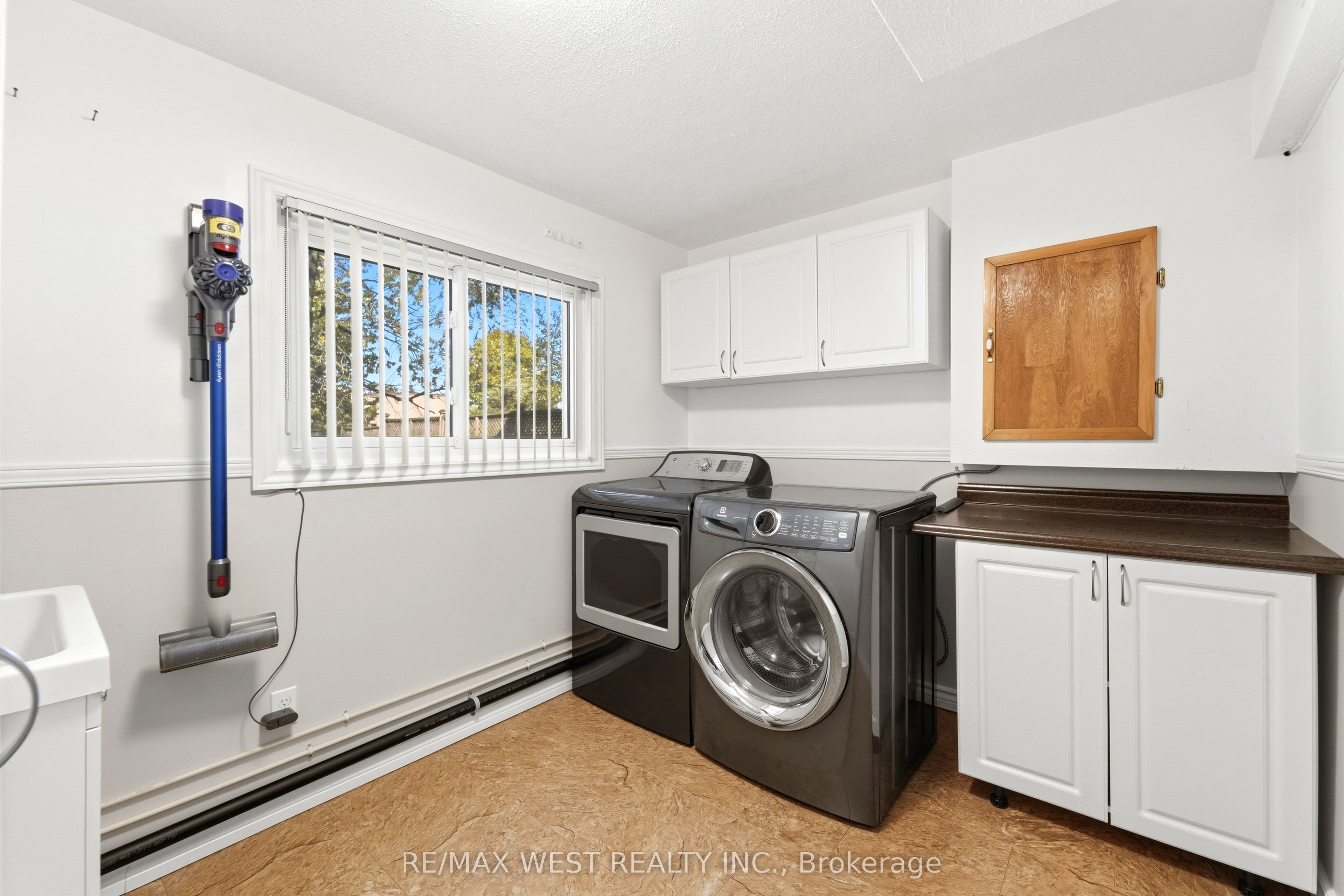 1380 Queen's Boulevard Property Photo 12