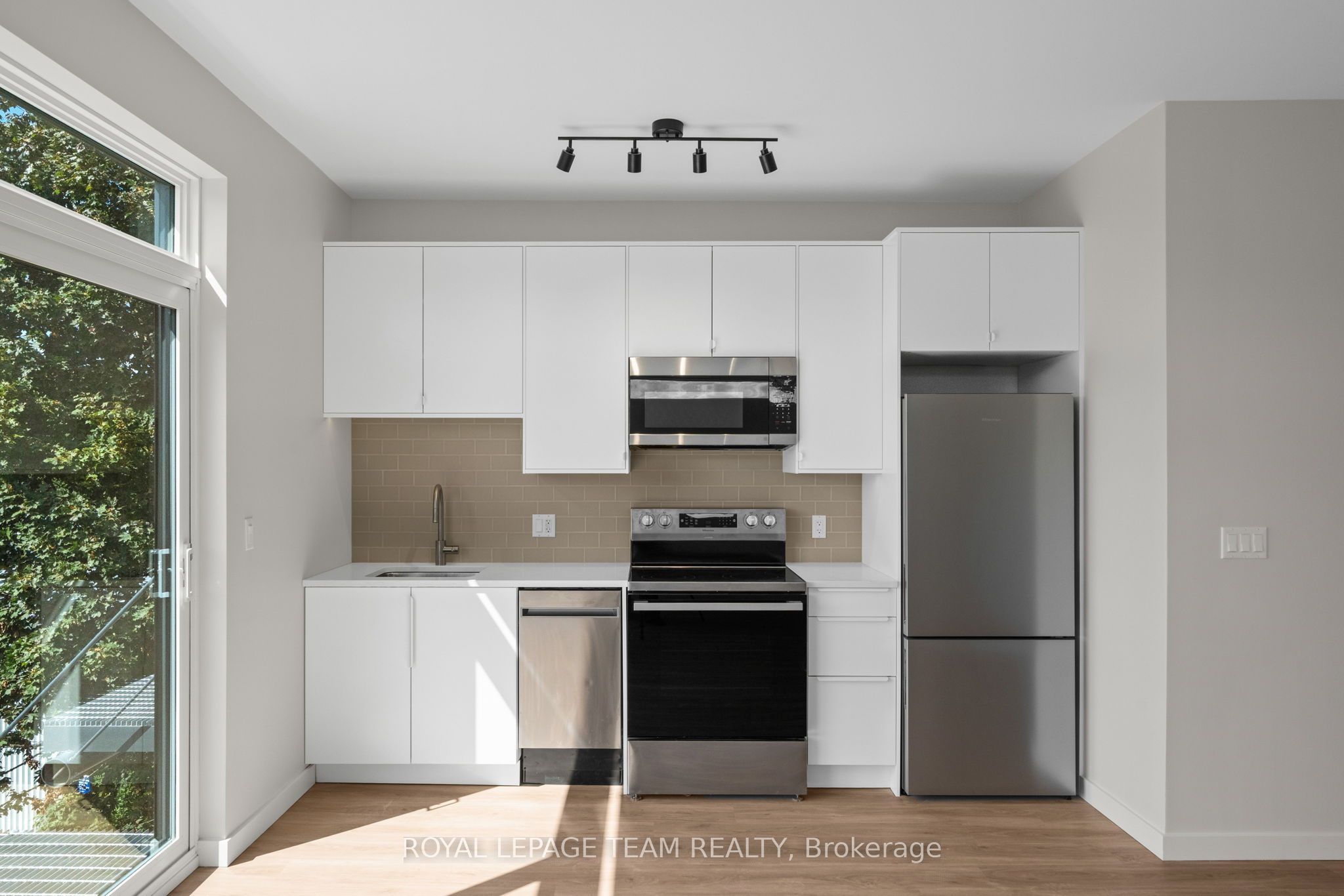 370 Athlone Avenue 202 Property Photo 9