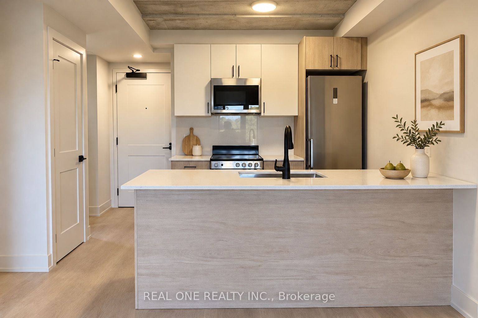 810 King Street W 404 Property Photo 3