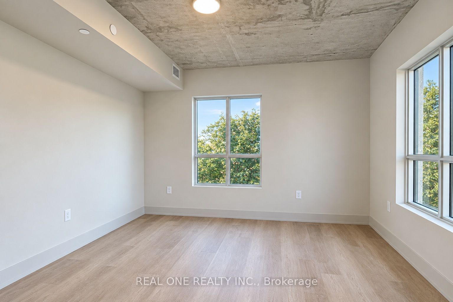 810 King Street W 404 Property Photo 23
