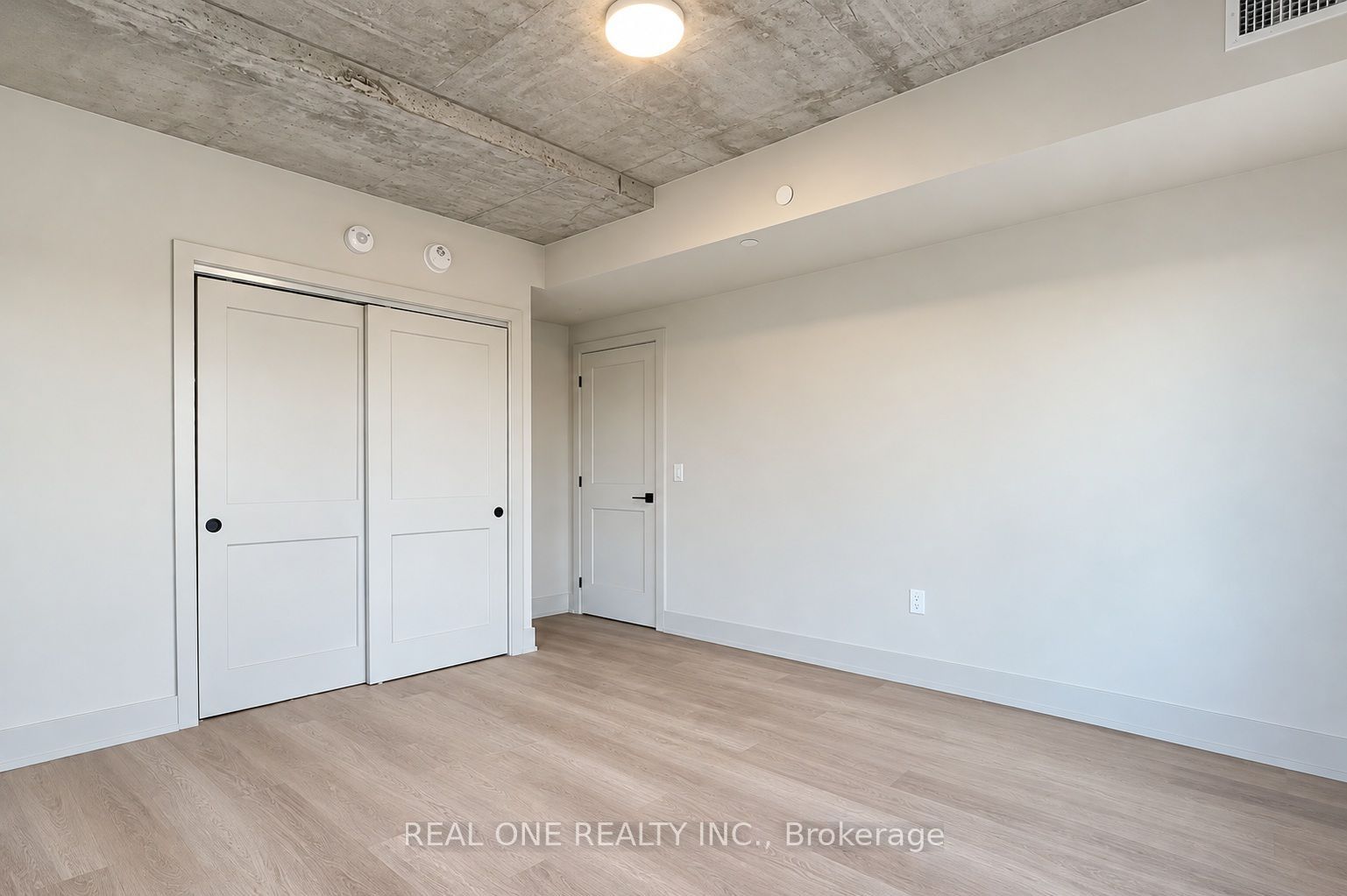 810 King Street W 404 Property Photo 24