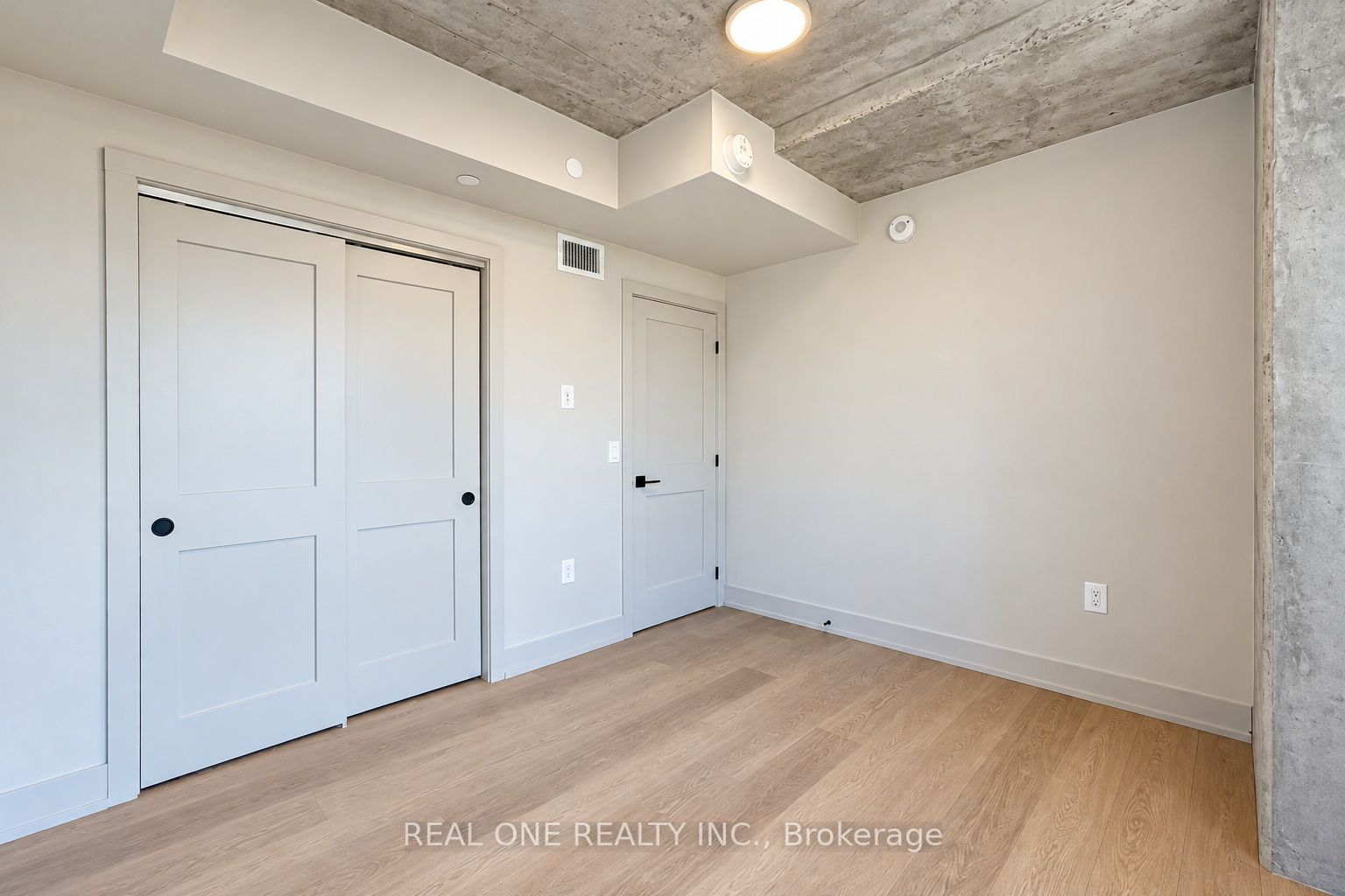 810 King Street W 404 Property Photo 31
