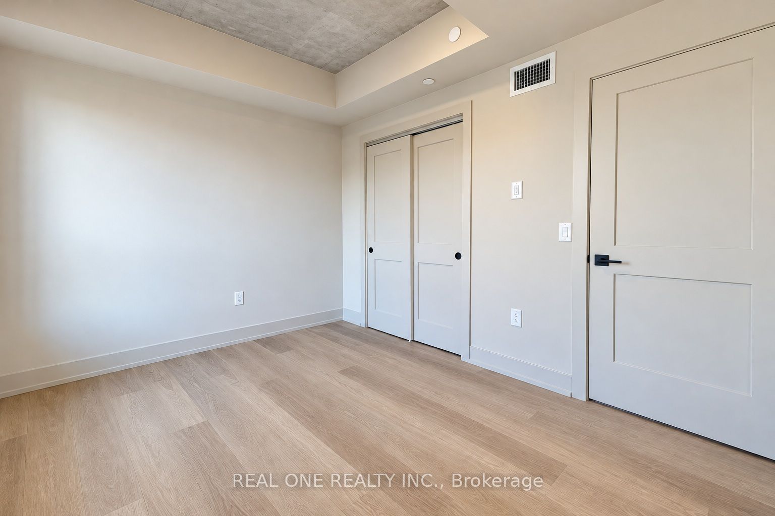 810 King Street W 404 Property Photo 33