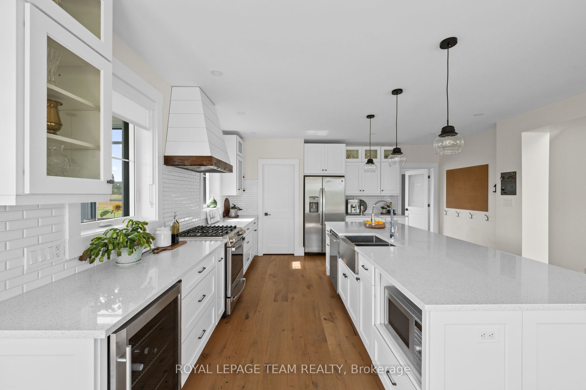 7385 Bank Street Property Photo 8