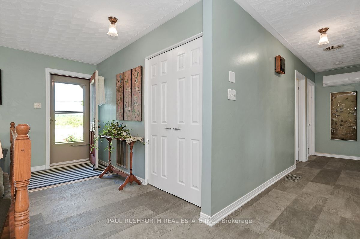 2362 Russland Road Property Photo 5