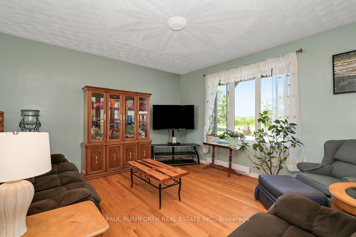 2362 Russland Road Property Photo 7