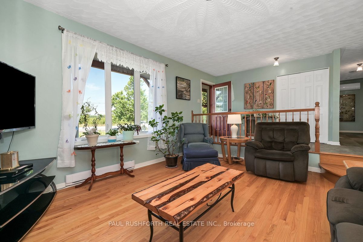 2362 Russland Road Property Photo 8