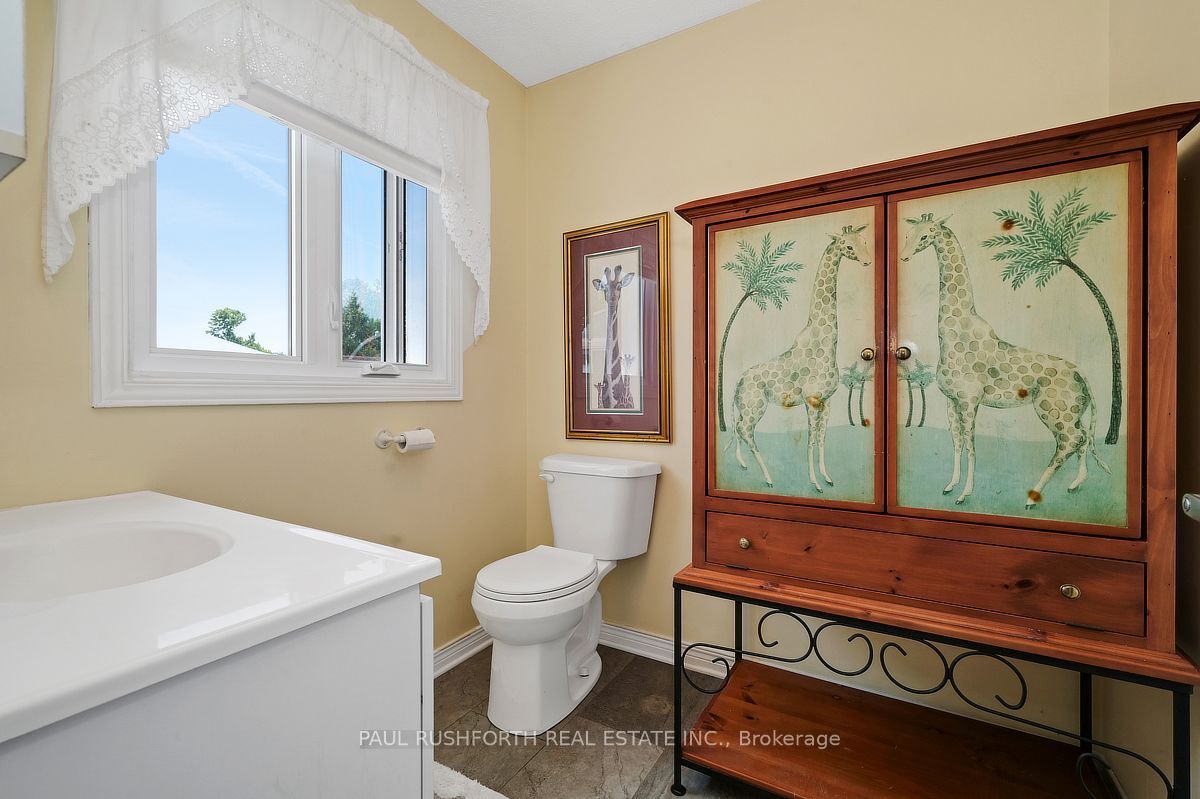2362 Russland Road Property Photo 23