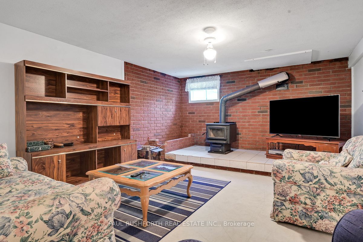 2362 Russland Road Property Photo 26