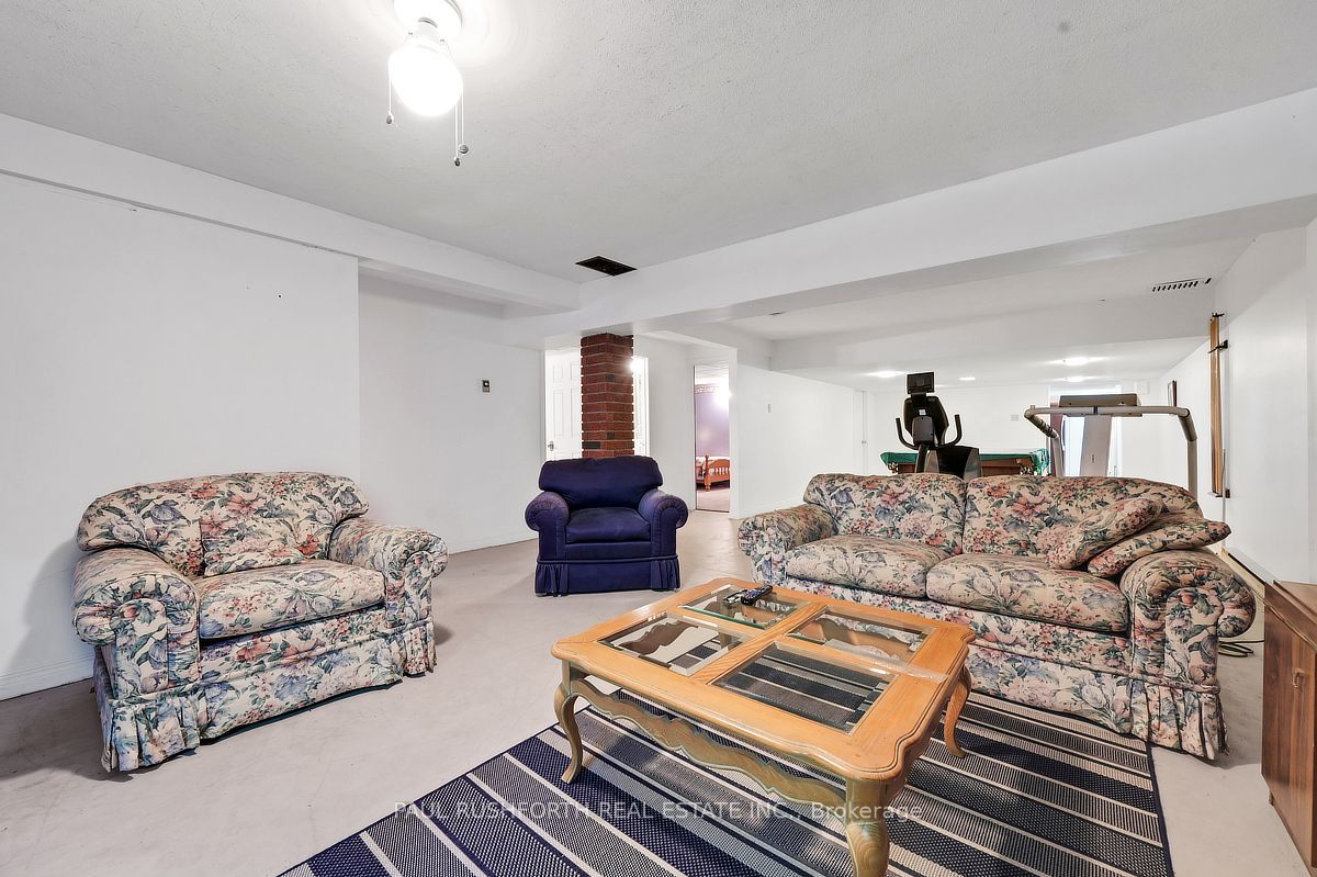 2362 Russland Road Property Photo 27