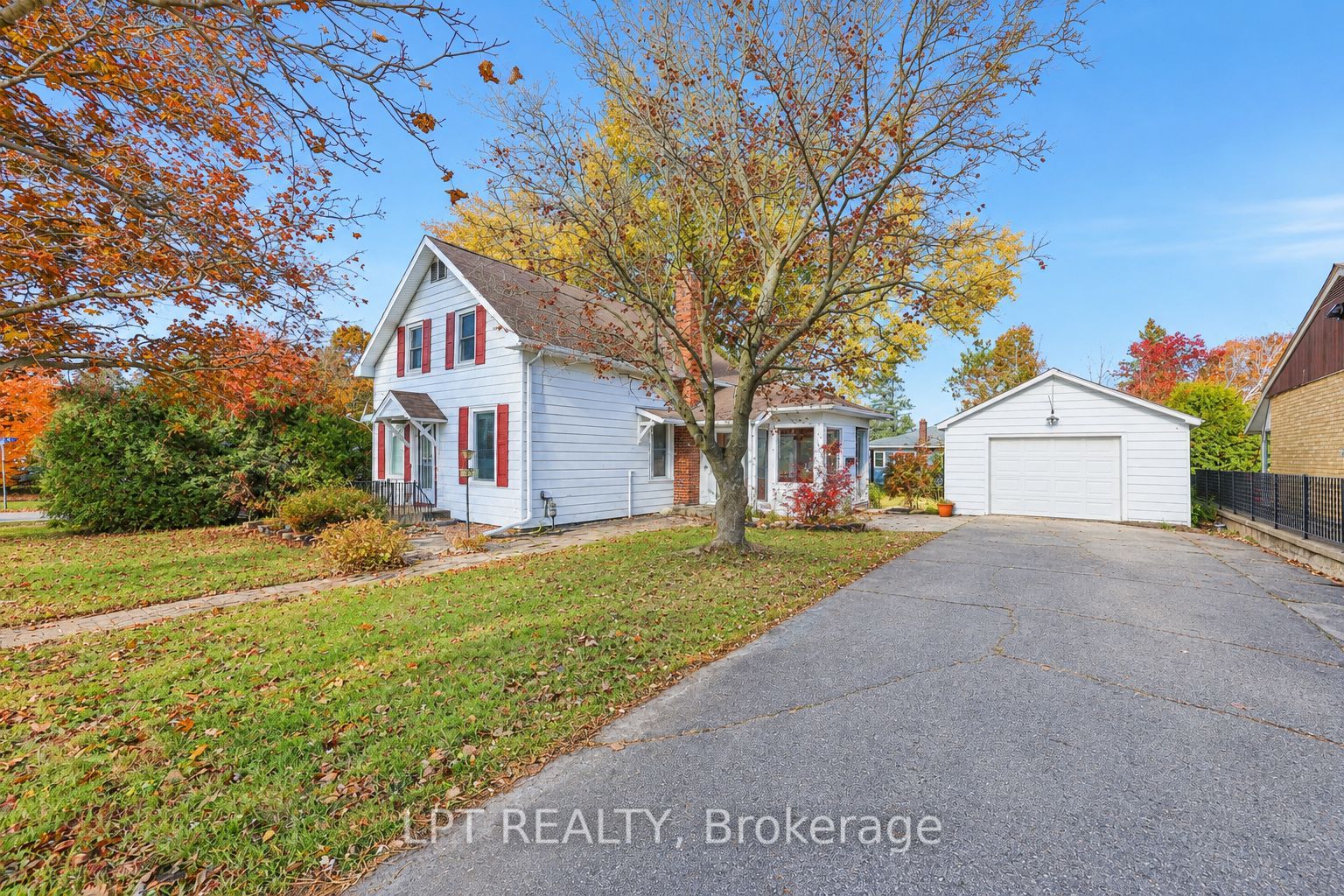 190 Winewood Avenue W Property Photo 3