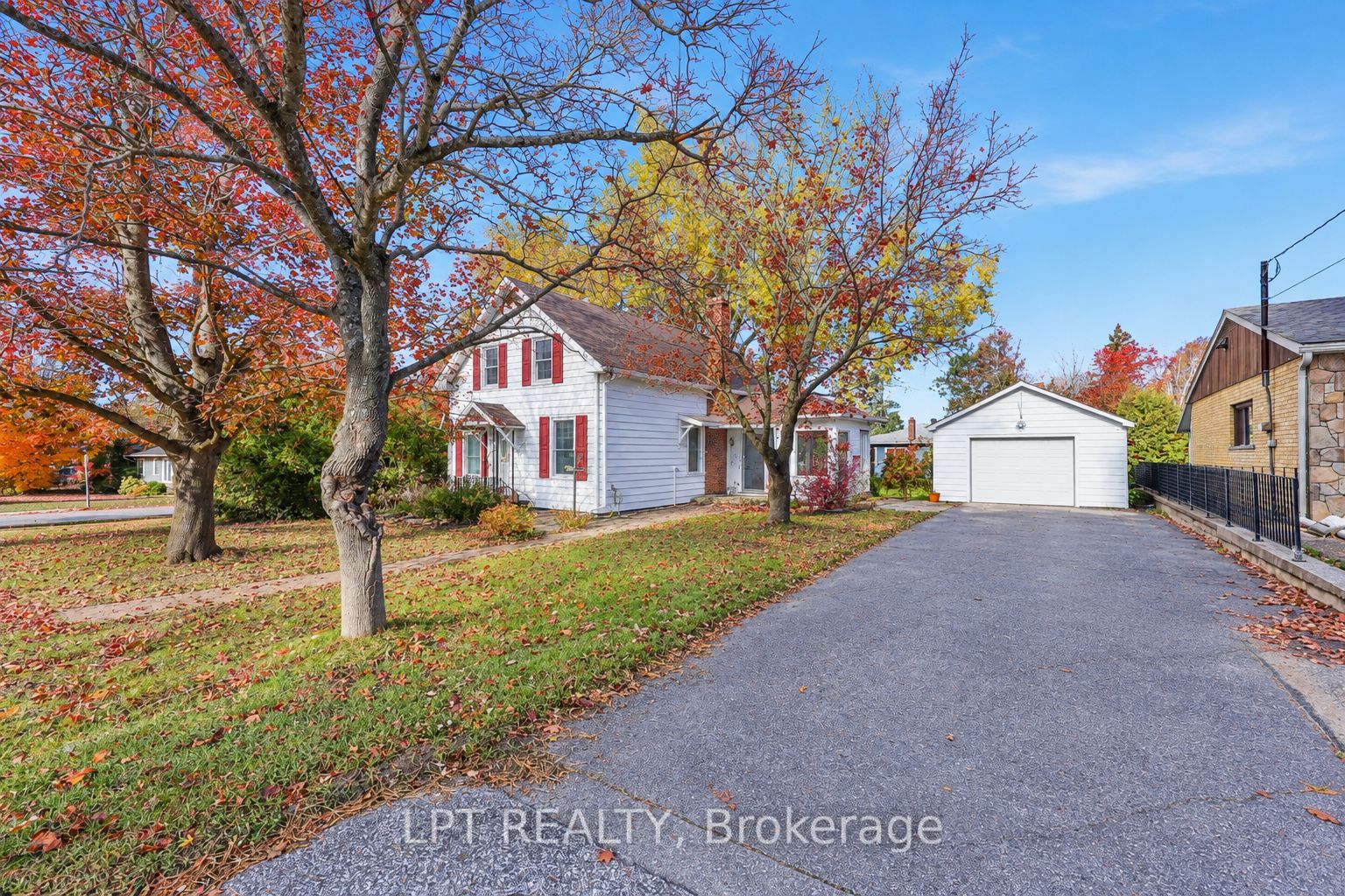 190 Winewood Avenue W Property Photo 4
