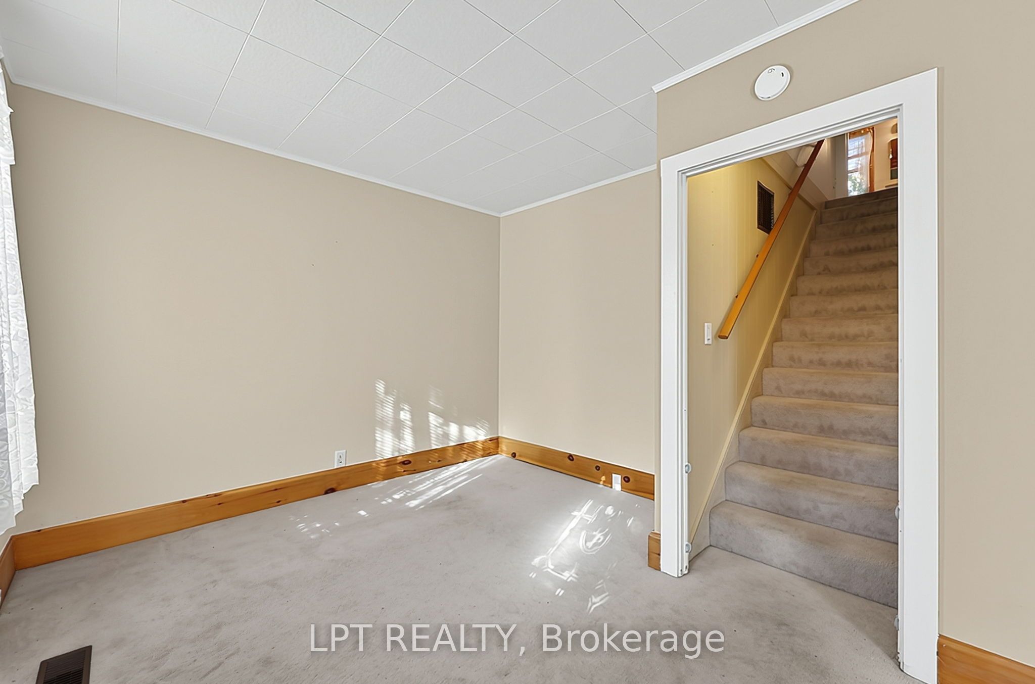 190 Winewood Avenue W Property Photo 7
