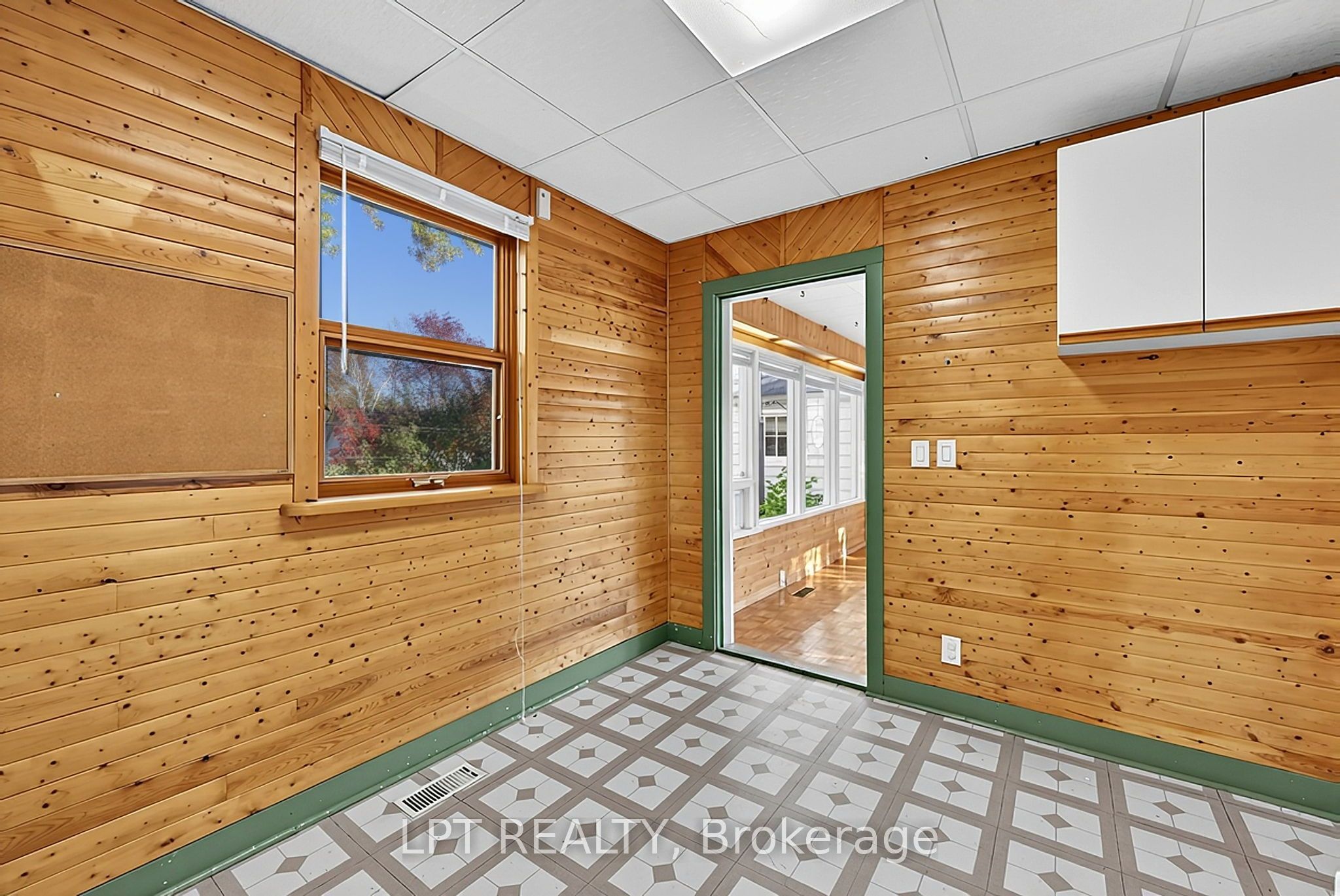 190 Winewood Avenue W Property Photo 18