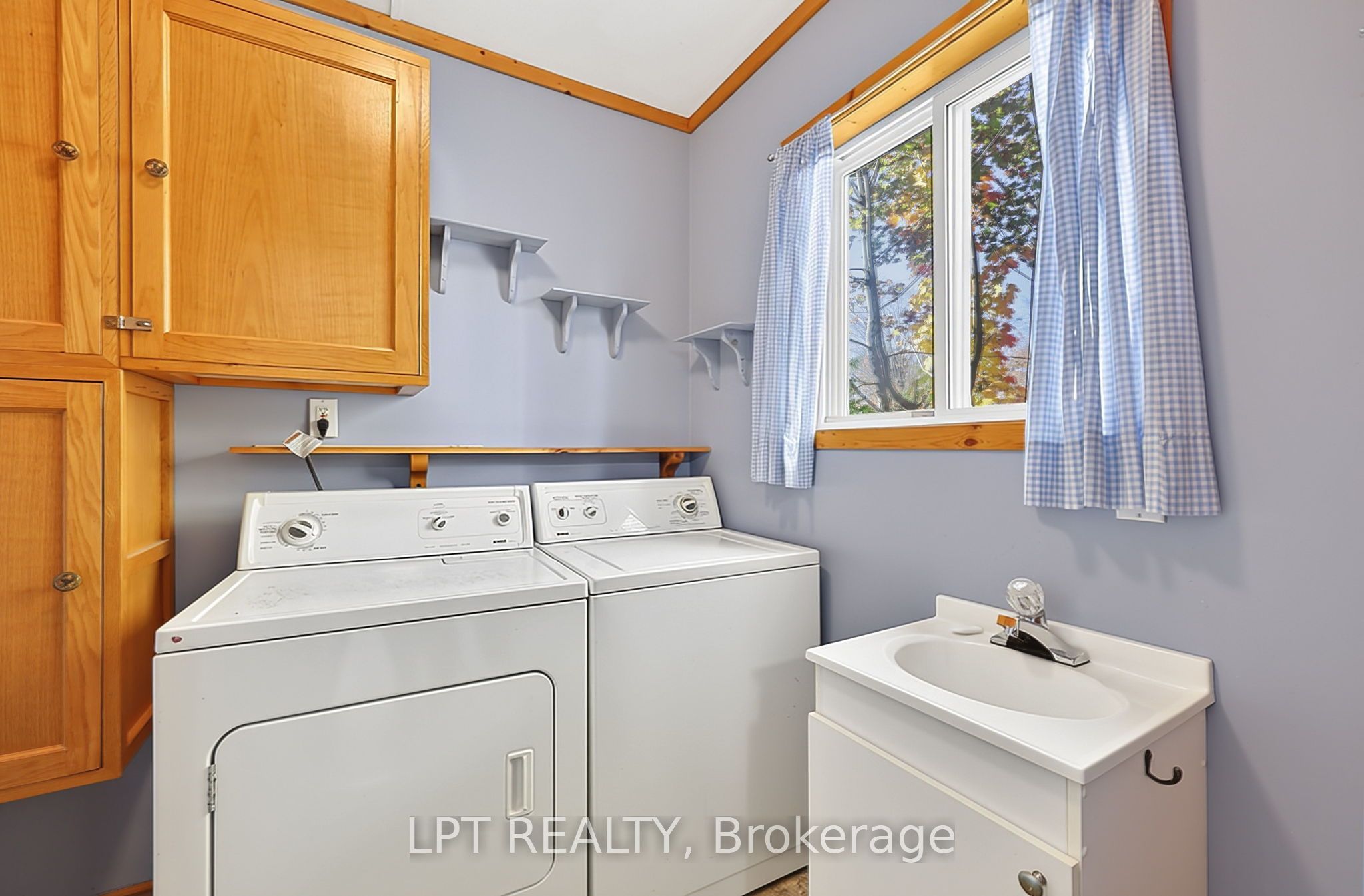 190 Winewood Avenue W Property Photo 29