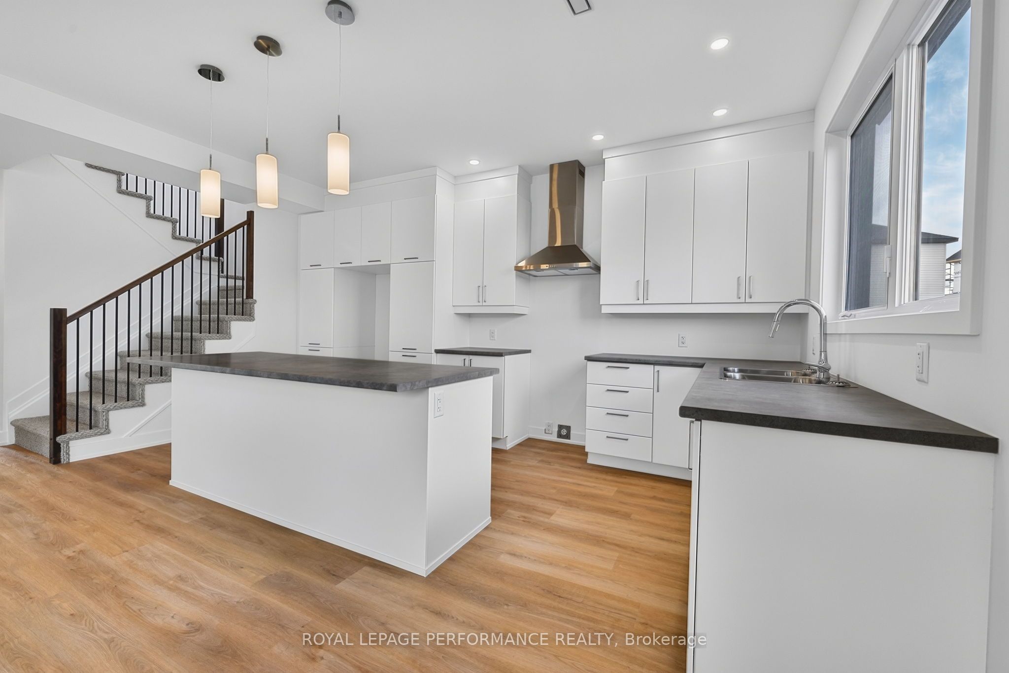 1367 Diamond Street Property Photo 5