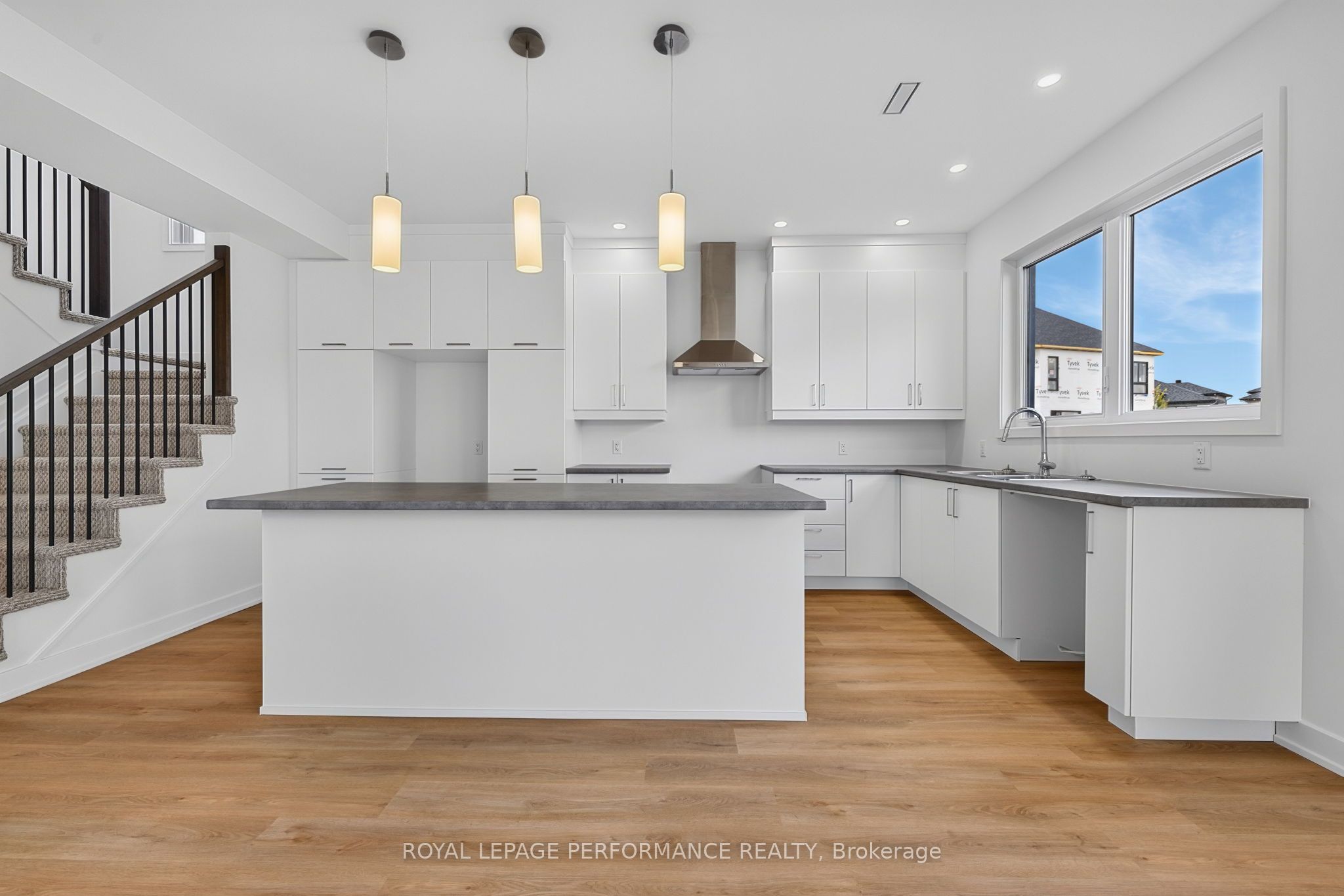 1367 Diamond Street Property Photo 6