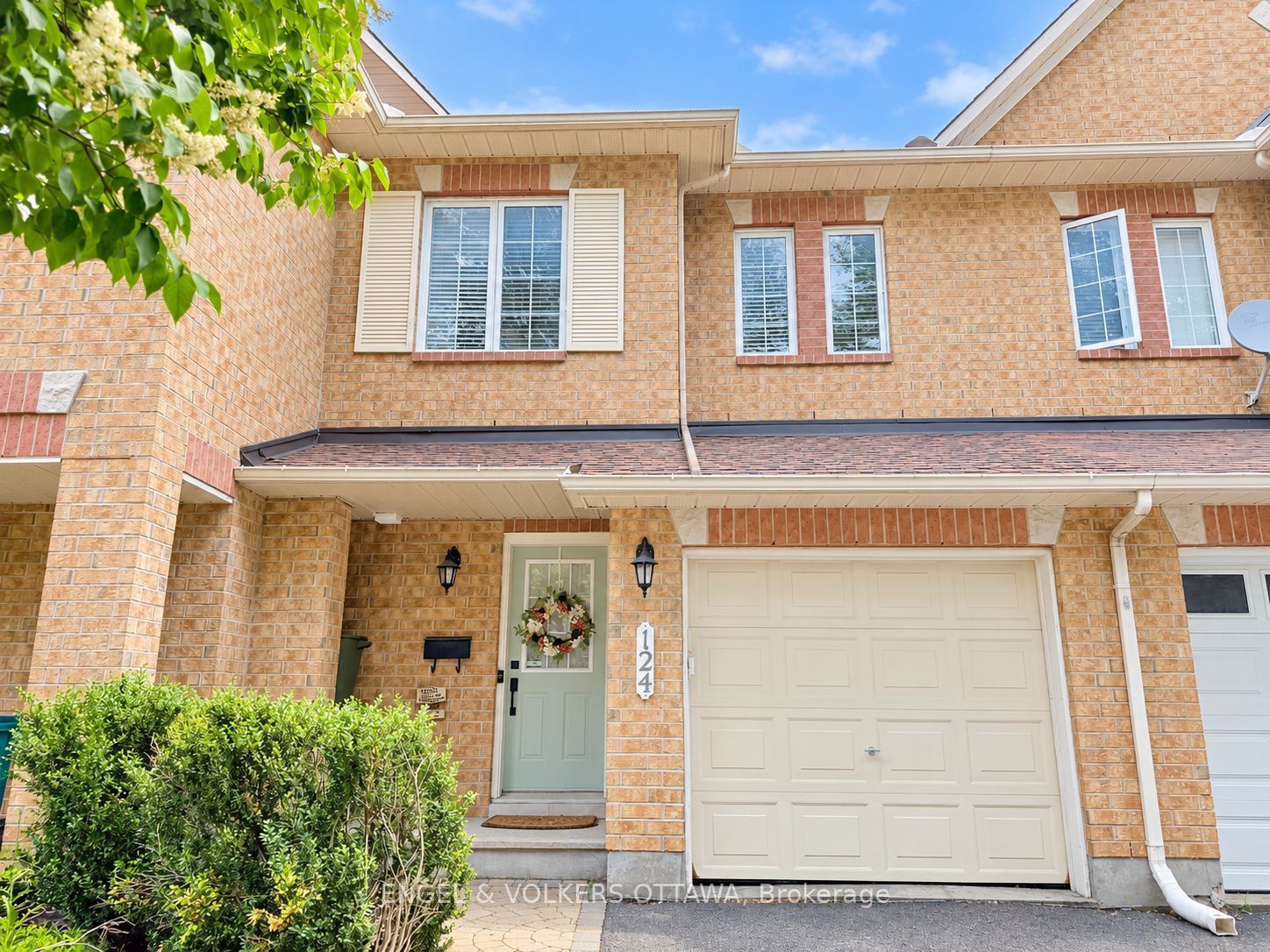 124 Landover Crescent Property Photo 1