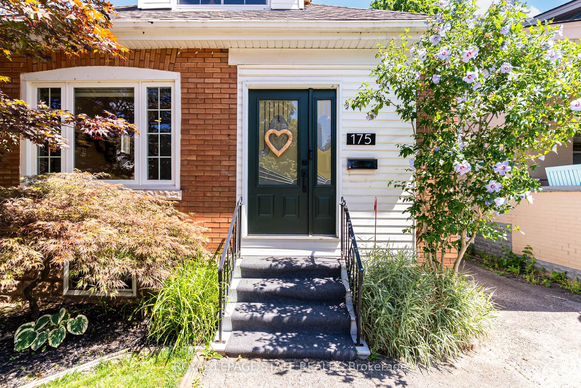 175 Rosslyn Avenue S Property Photo 5