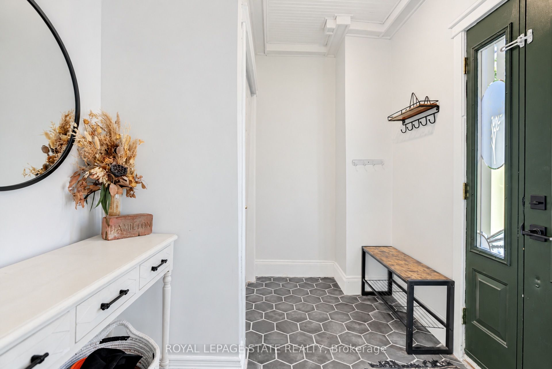 175 Rosslyn Avenue S Property Photo 6
