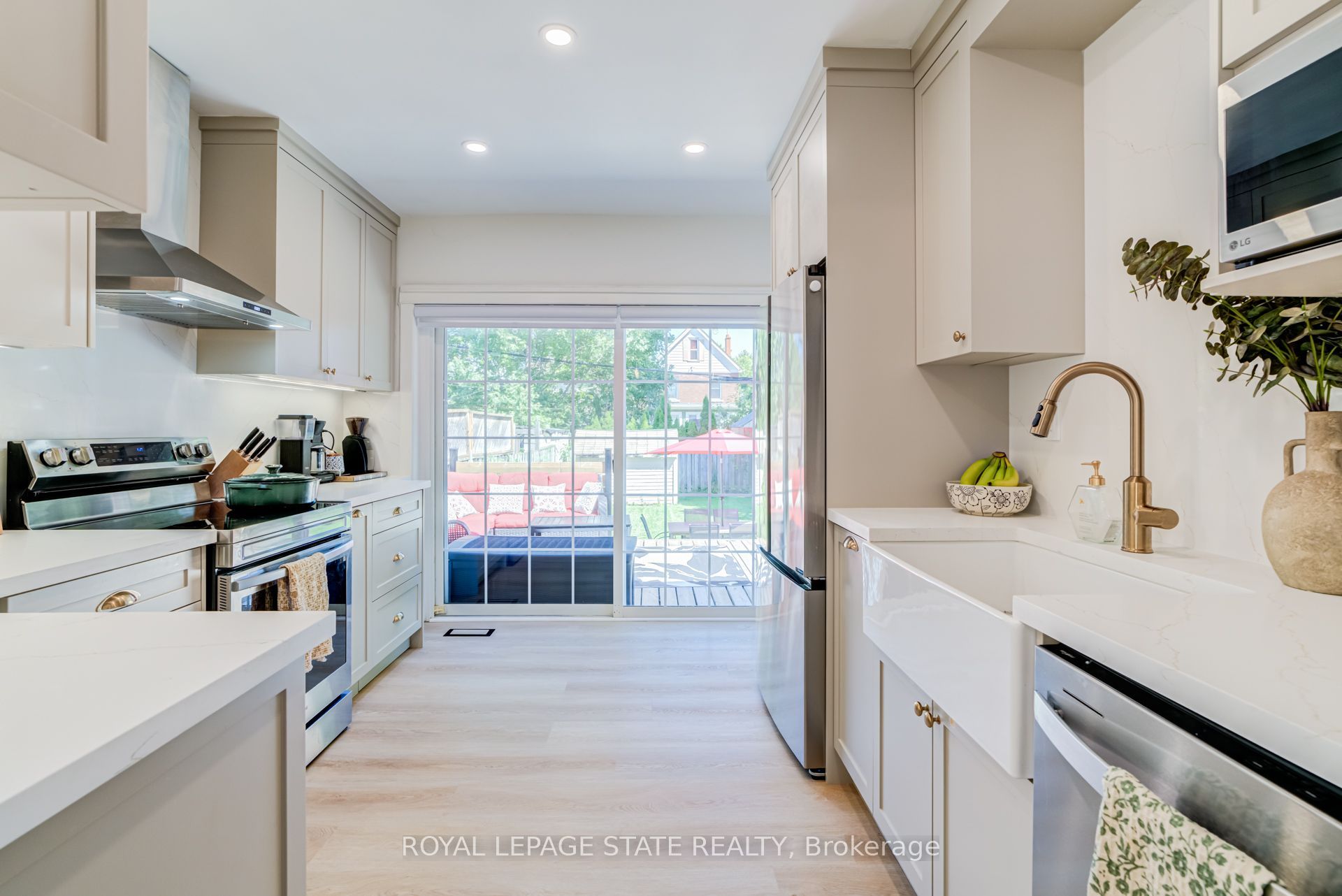 175 Rosslyn Avenue S Property Photo 14