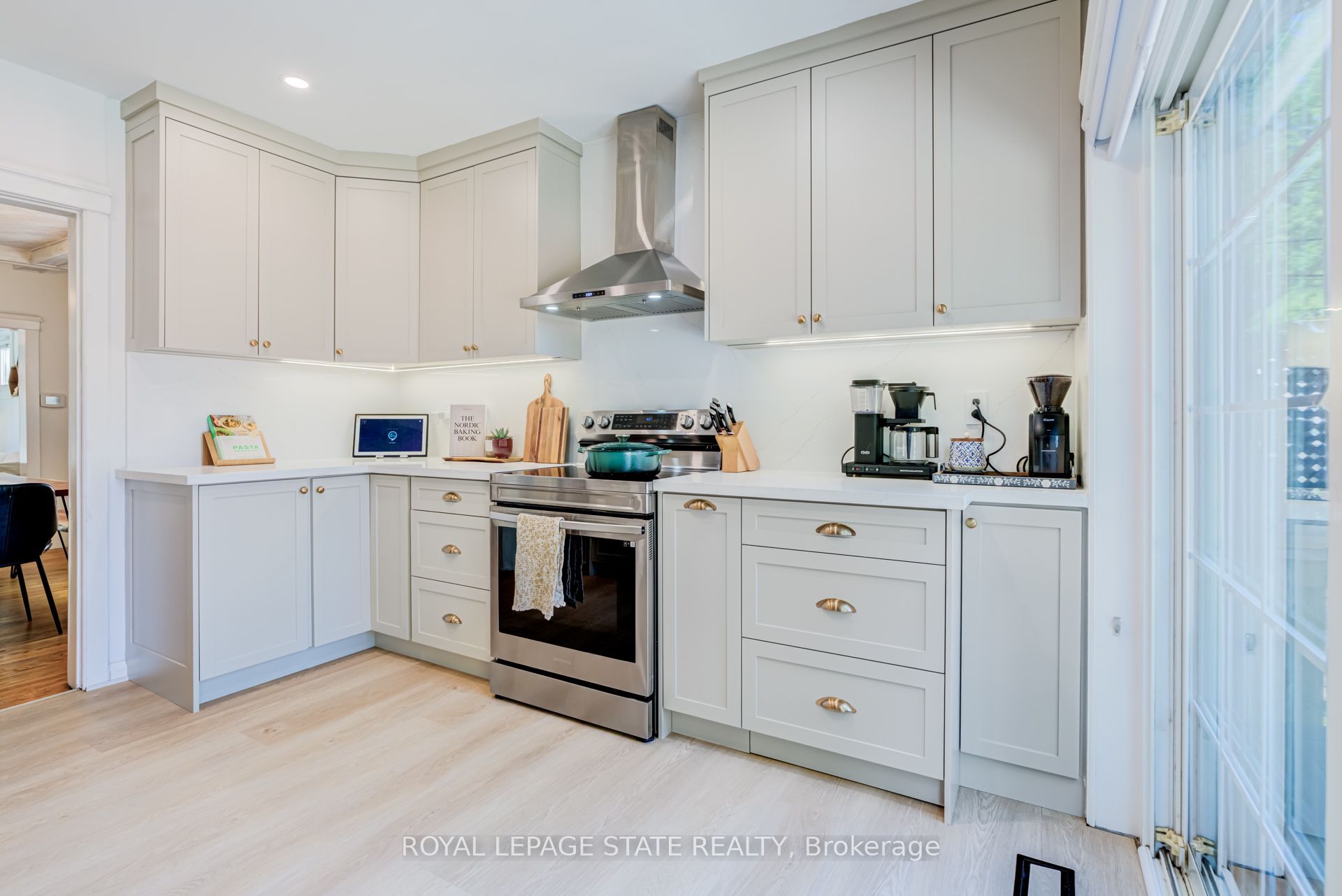 175 Rosslyn Avenue S Property Photo 17
