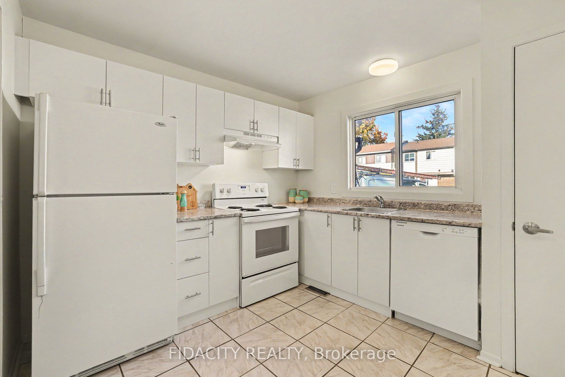44 Foxfield Drive E Property Photo 4